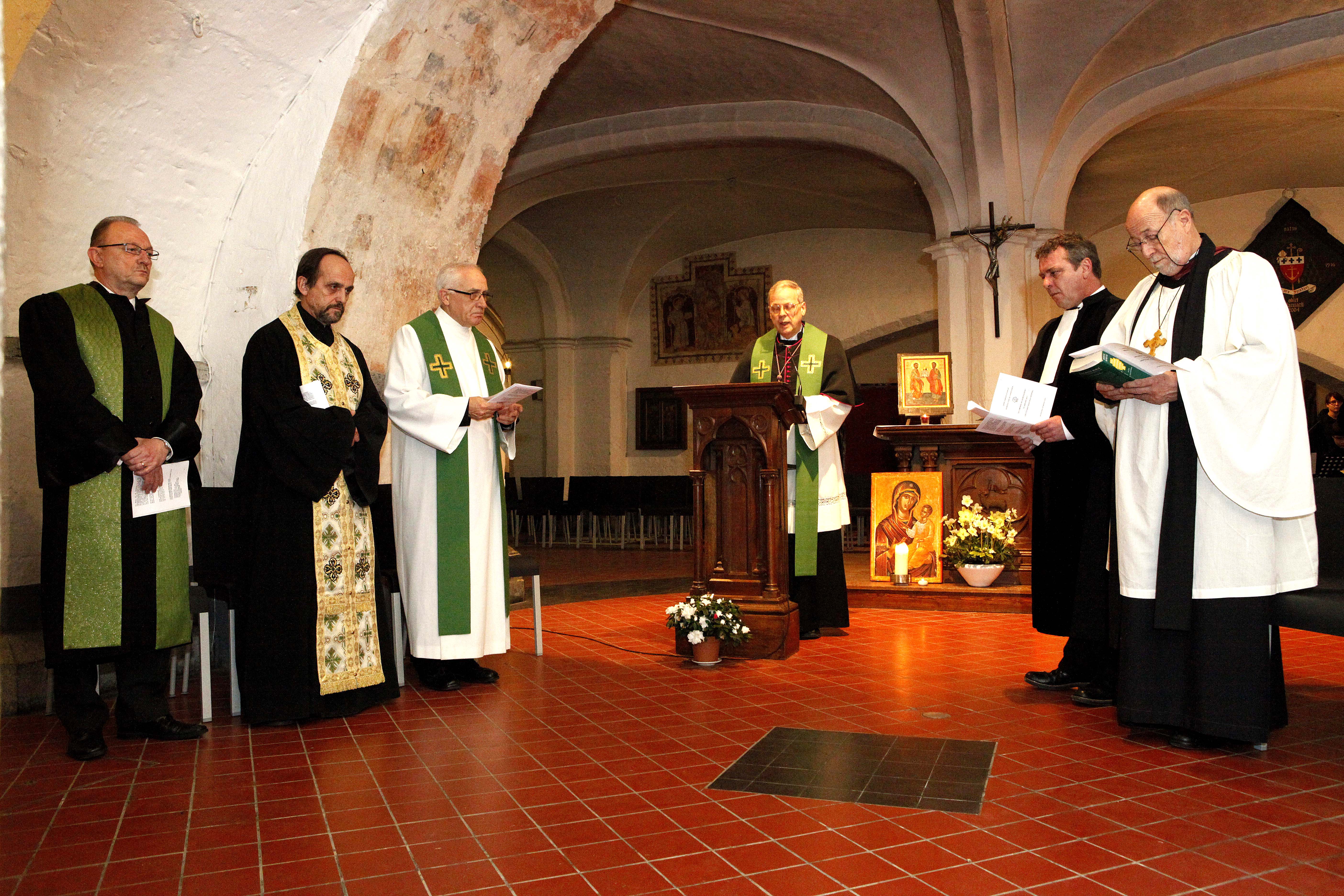Kan Dirk De Backer, 3de van links, bij de oecumenische gebedsdienst in de crypte van de Sint-Baafskathedraal in januari 2014 © bisdom Gent Kan Dirk De Backer, 3de van links, bij de oecumenische gebedsdienst in de crypte van de Sint-Baafskathedraal in januari 2014 © bisdom Gent