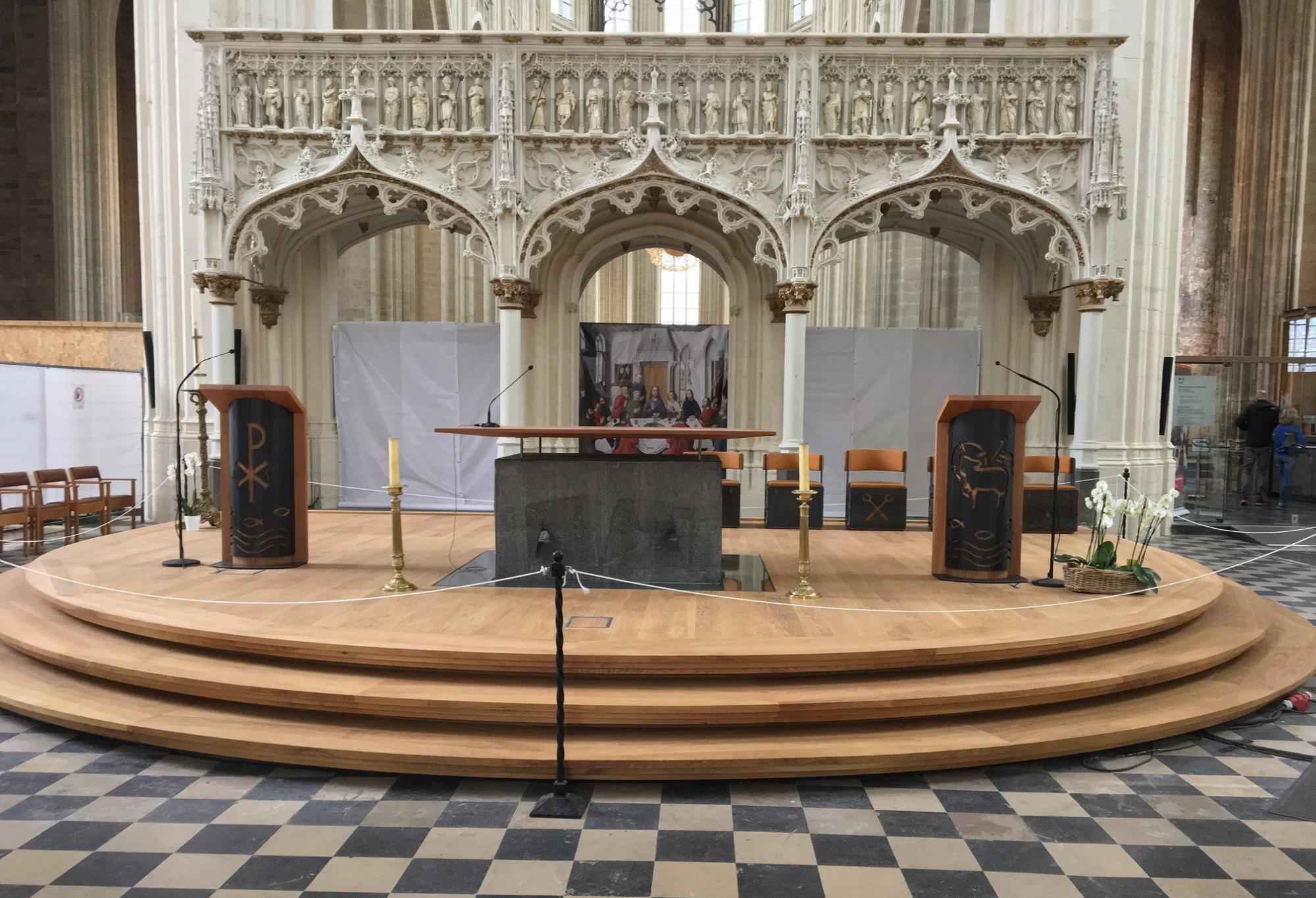 Hay Verhey ontwierp het nieuwe altaarmeubilair voor de Leuvense Sint-Pieterskerk © Hay Verhey Hay Verhey ontwierp het nieuwe altaarmeubilair voor de Leuvense Sint-Pieterskerk © Hay Verhey