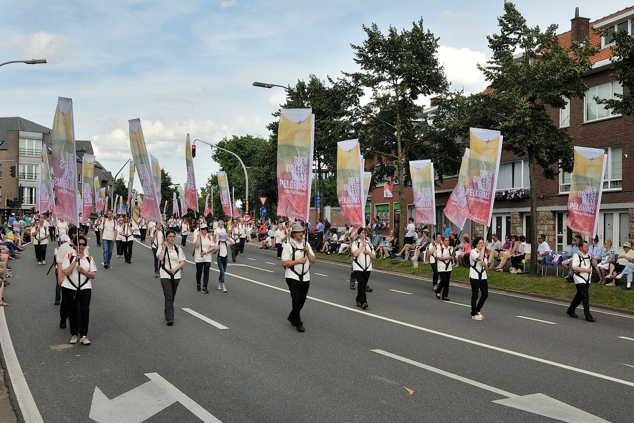 Vijftig mensen uit het bisdom Hasselt dragen tijdens de Kroningsfeesten de vlaggen voor vijftig jaar bisdom Hasselt © Jos Collaer Vijftig mensen uit het bisdom Hasselt dragen tijdens de Kroningsfeesten de vlaggen voor vijftig jaar bisdom Hasselt © Jos Collaer