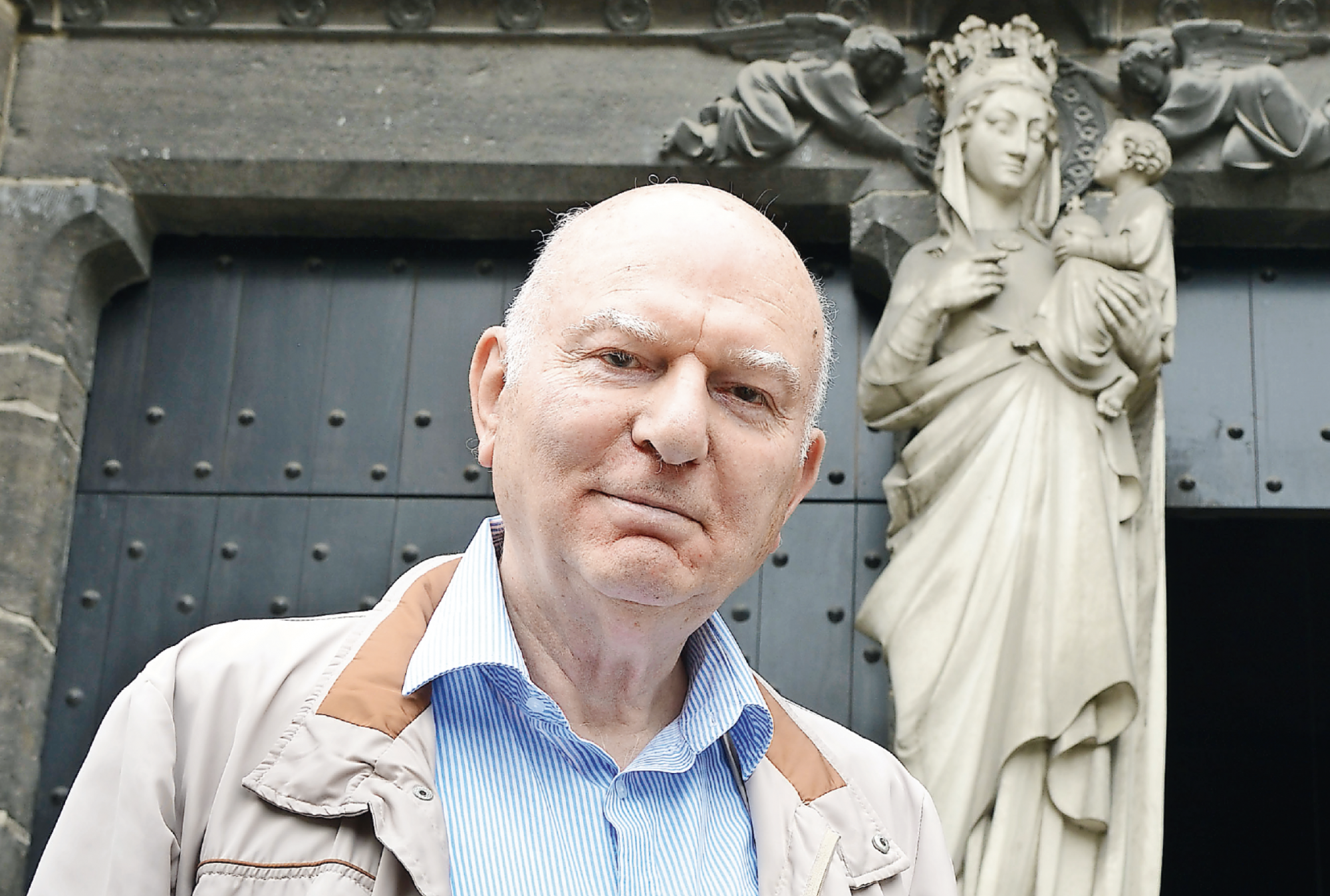'Het oude idee dat je met het plaatsen van een Mariabeeld in een gevelnis de bescherming van Maria afroept over het huis en zijn bewoners, blijkt er bij veel mensen nog in te zitten', zegt Adelbert Denaux © Michel Vanneuville 'Het oude idee dat je met het plaatsen van een Mariabeeld in een gevelnis de bescherming van Maria afroept over het huis en zijn bewoners, blijkt er bij veel mensen nog in te zitten', zegt Adelbert Denaux © Michel Vanneuville