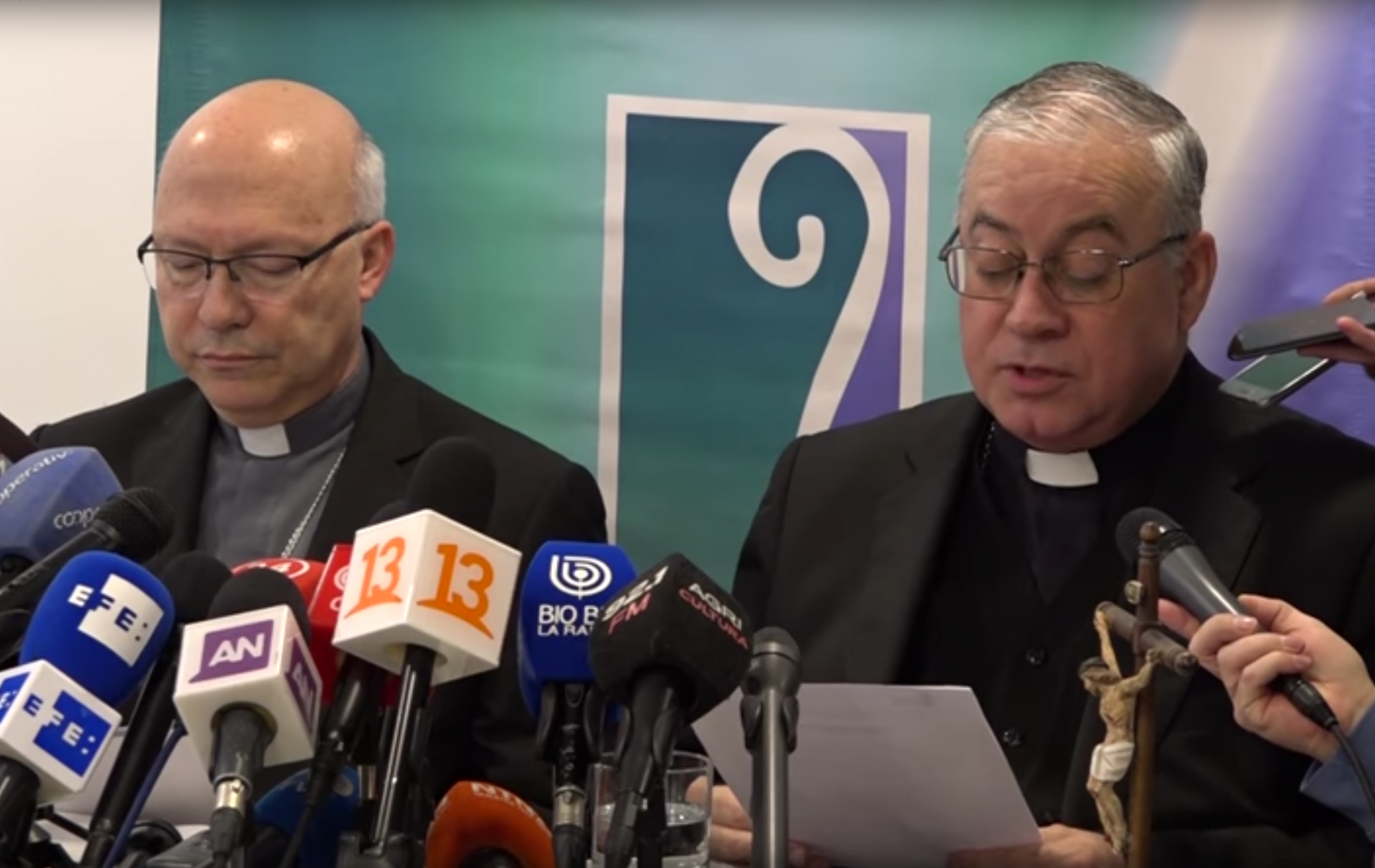 Mgr. Fernando Ramos, de secretaris-generaal van de Chileense Bisschoppenconferentie, en mgr. Juan Ignacio González, de voorzitter van de Nationale Raad ter Voorkoming van Misbruik en Begeleiding van Slachtoffers. © YouTube Mgr. Fernando Ramos, de secretaris-generaal van de Chileense Bisschoppenconferentie, en mgr. Juan Ignacio González, de voorzitter van de Nationale Raad ter Voorkoming van Misbruik en Begeleiding van Slachtoffers. © YouTube