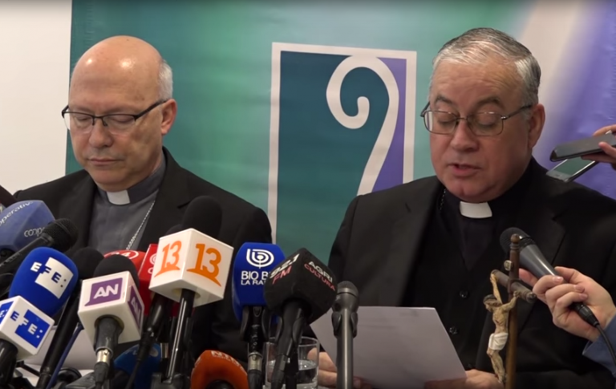 Mgr. Fernando Ramos, de secretaris-generaal van de Chileense Bisschoppenconferentie, en mgr. Juan Ignacio González, de voorzitter van de Nationale Raad ter Voorkoming van Misbruik en Begeleiding van Slachtoffers. © YouTube