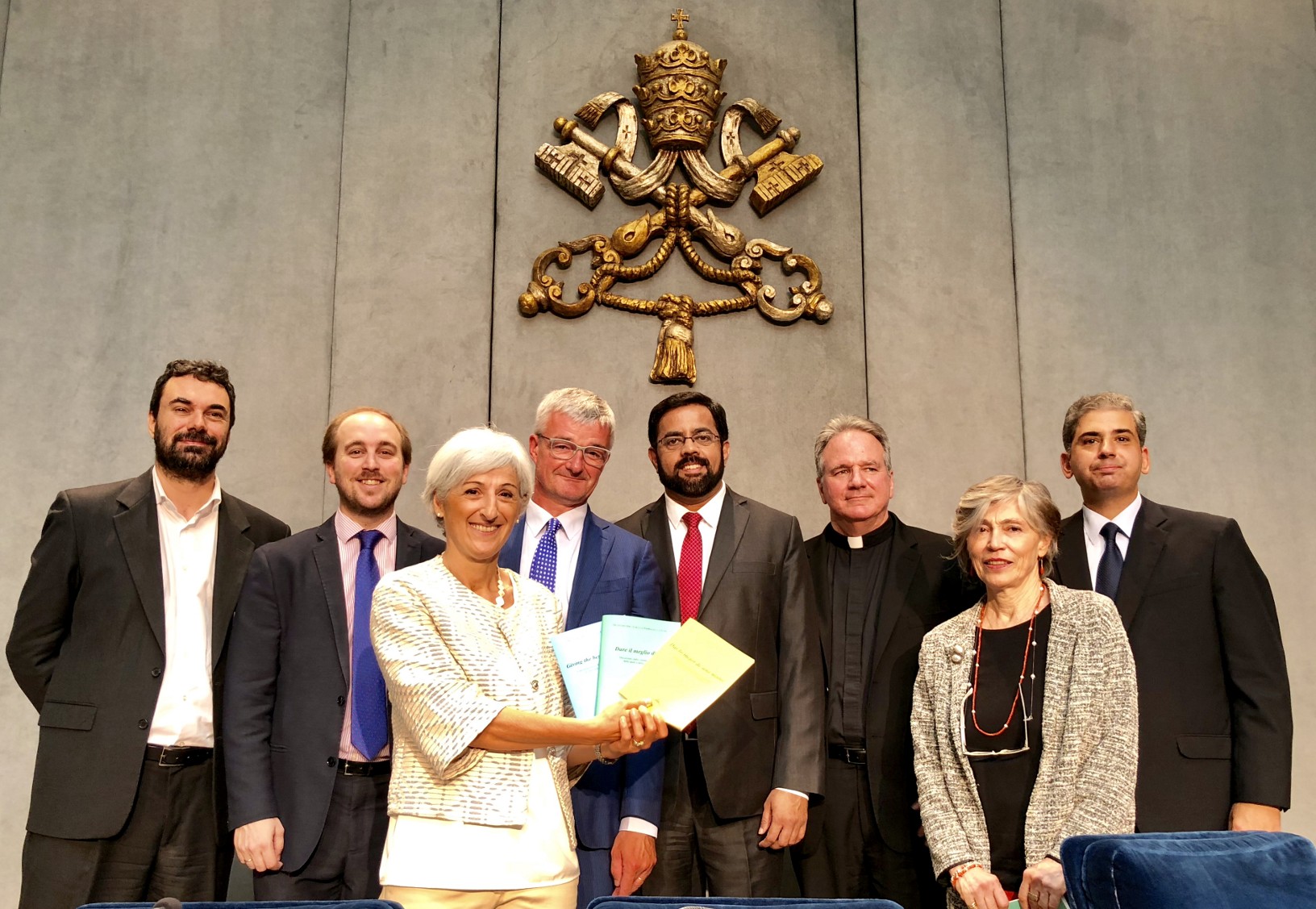 De auteurs van het Vaticaanse document over de sport, met als vierde van links prof. Dries Vanysacker van de KU Leuven De auteurs van het Vaticaanse document over de sport, met als vierde van links prof. Dries Vanysacker van de KU Leuven