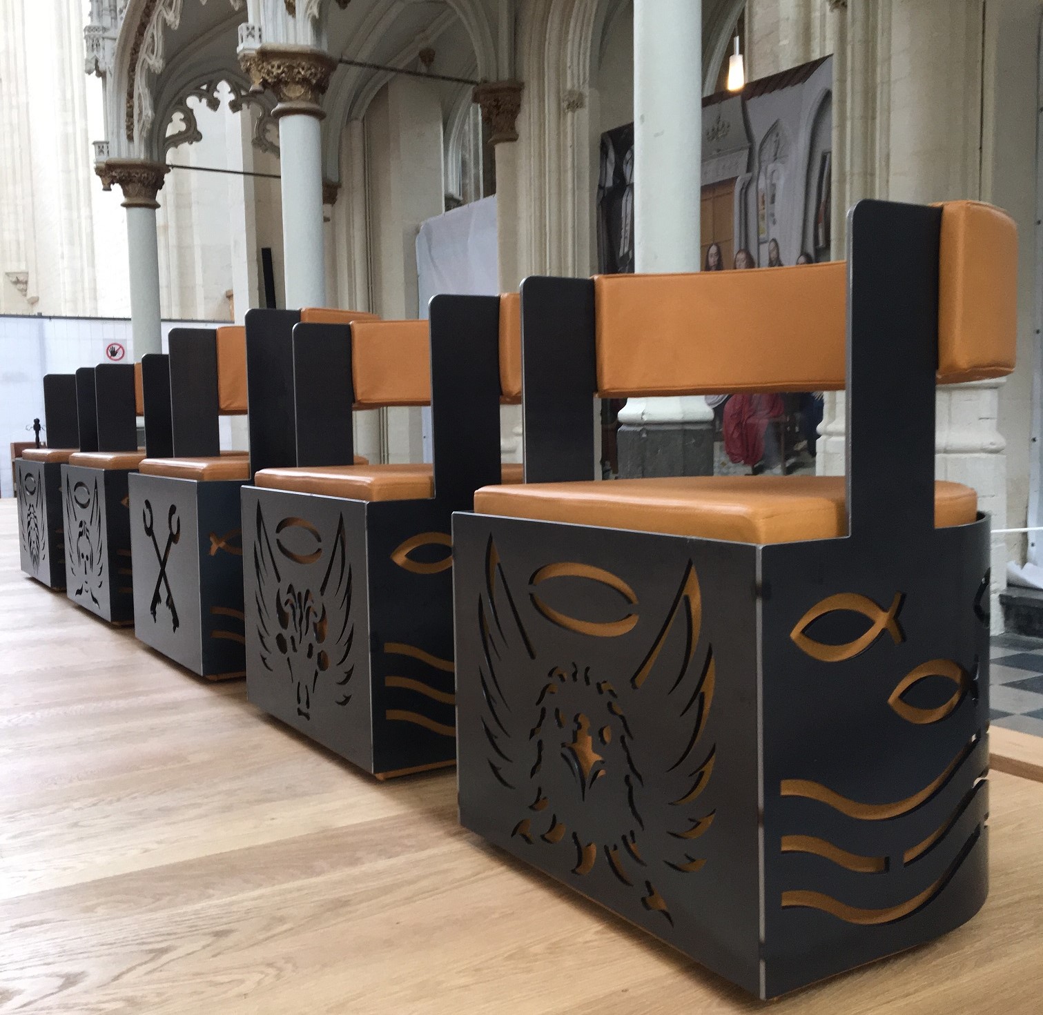 De symboliek van de nieuwe kerkstoelen verwijst naar Sint-Pieter en de vier evangelisten © Hay Verhey De symboliek van de nieuwe kerkstoelen verwijst naar Sint-Pieter en de vier evangelisten © Hay Verhey