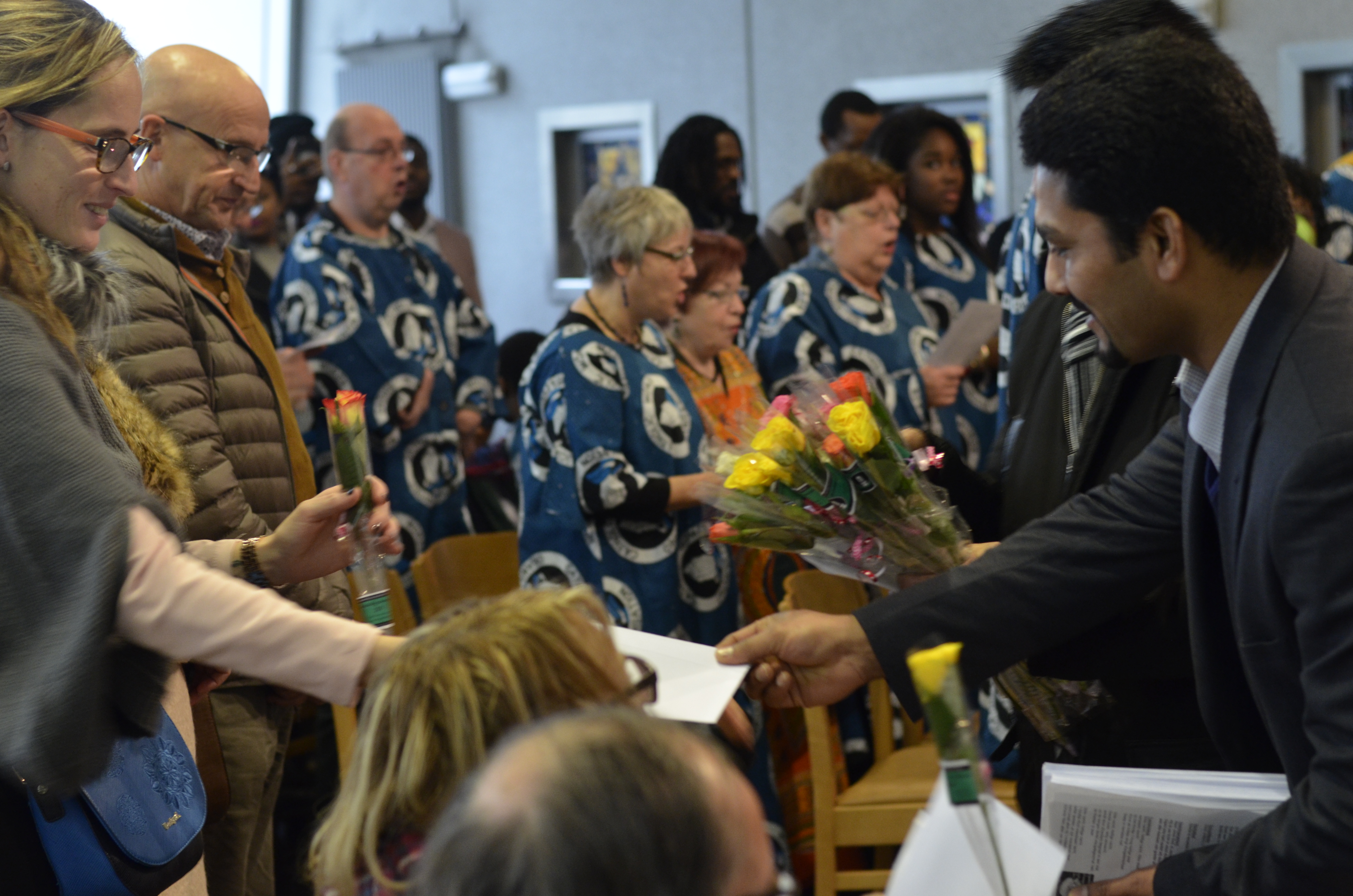 moslims geven bloemen tijdens Kerstviering © Ahmadiyya Moslim Gemeenschap moslims geven bloemen tijdens Kerstviering © Ahmadiyya Moslim Gemeenschap