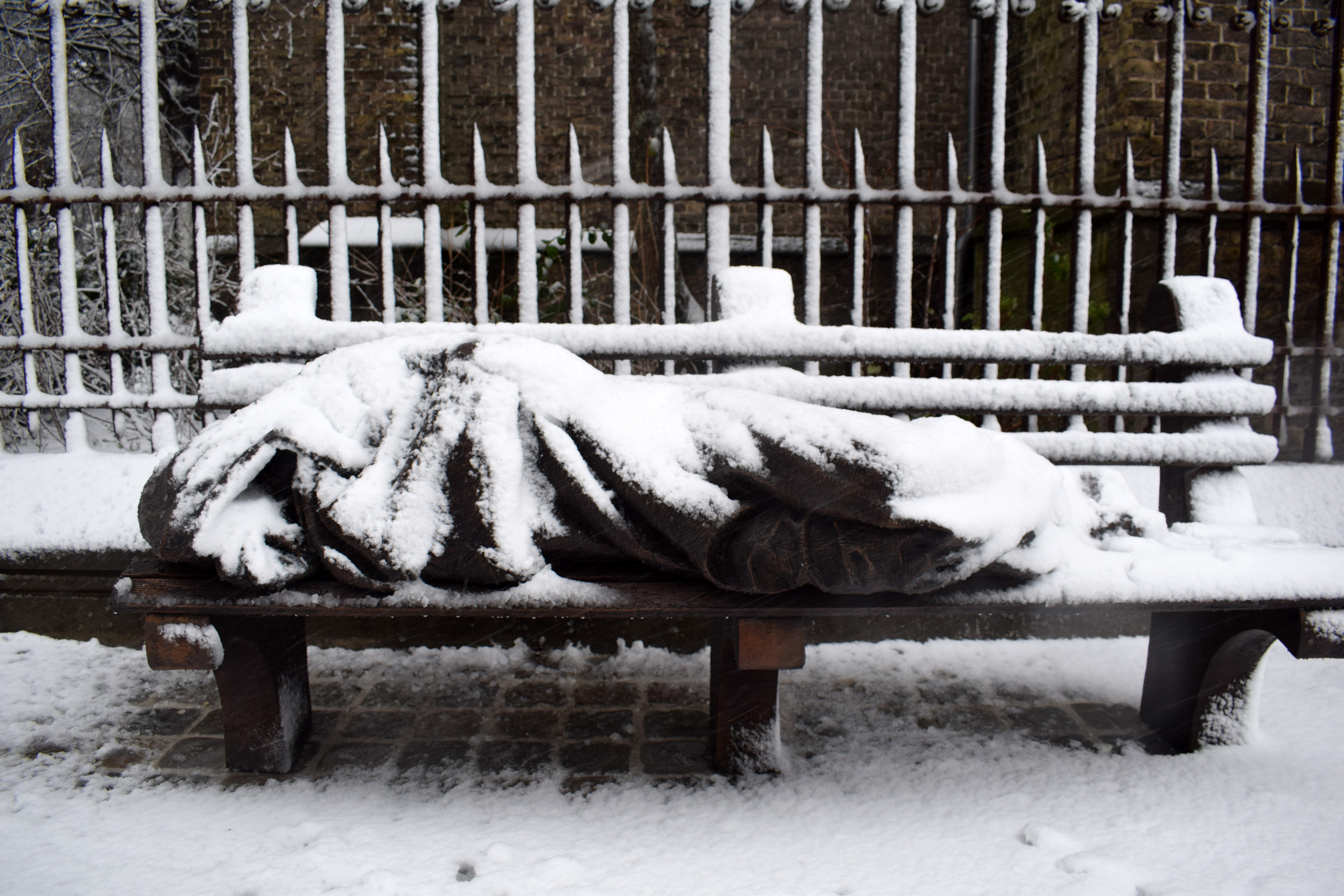 In de sneeuw is het beeld van The Homeless Jesus nog indrukwekkender © Inge Cordemans In de sneeuw is het beeld van The Homeless Jesus nog indrukwekkender © Inge Cordemans