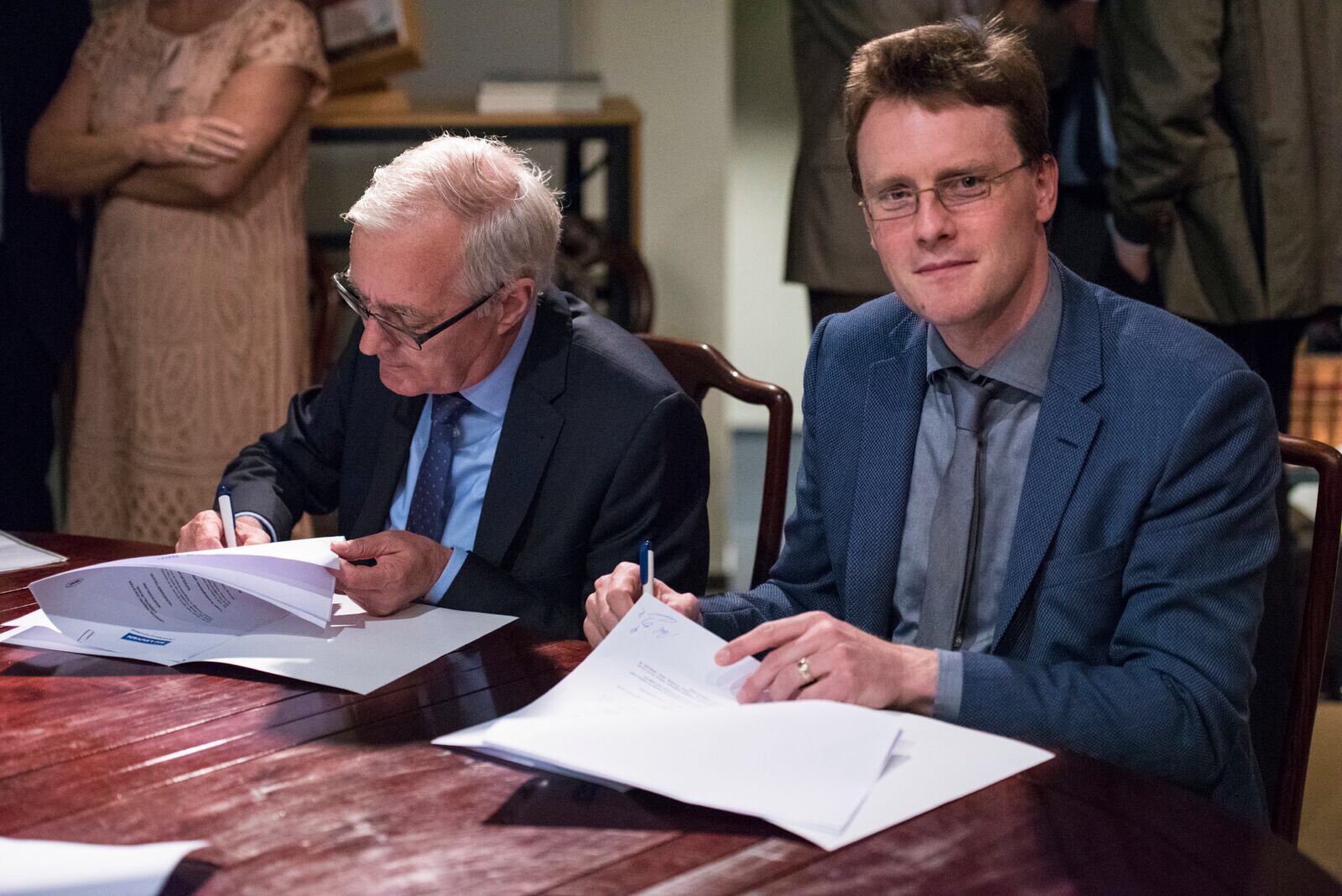 Wim Vandewiele (rechts) Ondertekening overeenkomst leerstoel priester Léon de Foere © www.wimvandewiele.be Wim Vandewiele (rechts) Ondertekening overeenkomst leerstoel priester Léon de Foere © www.wimvandewiele.be