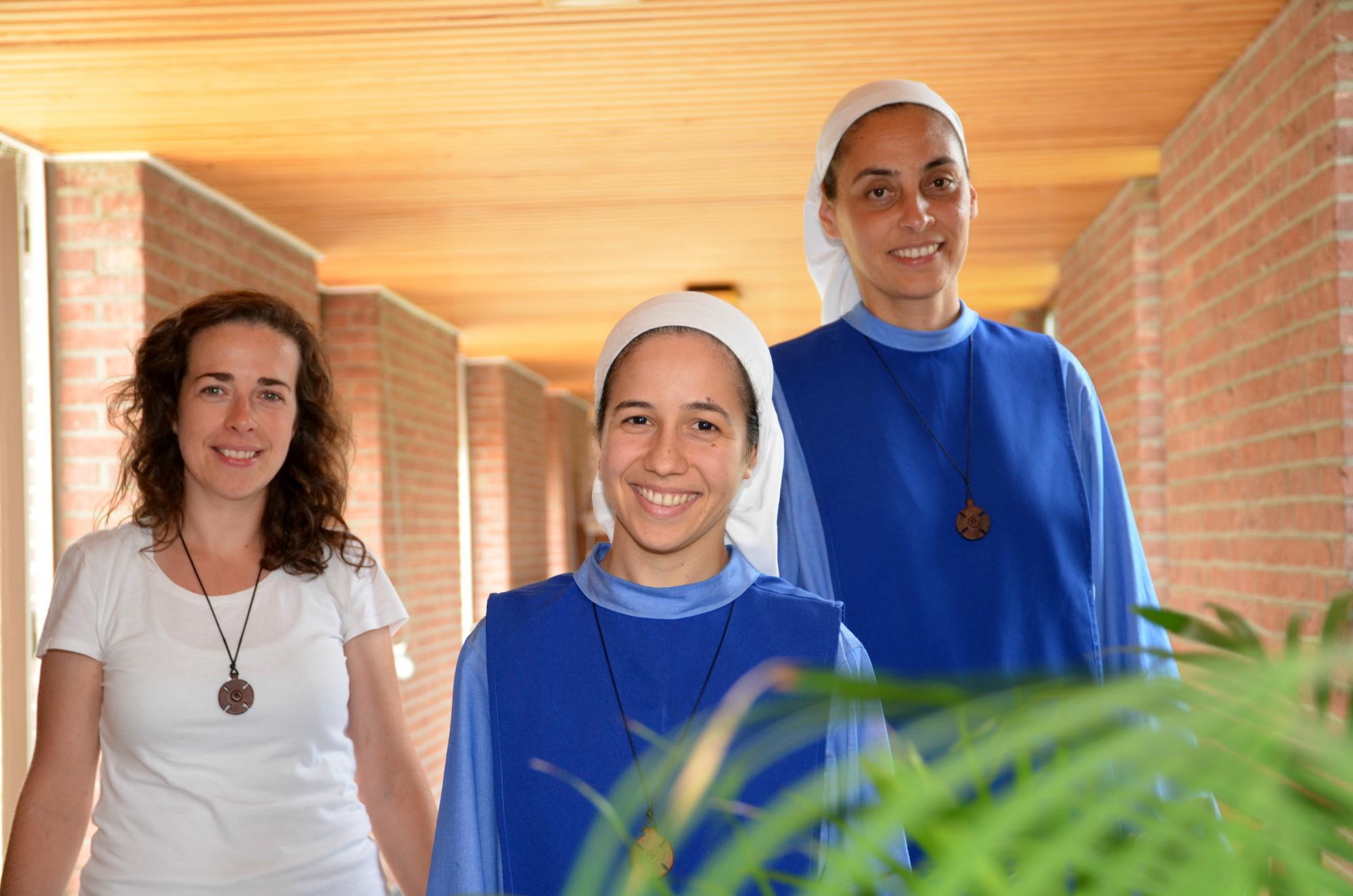 Van links: Maria-Ines, zuster Magdalena en zuster Rafaela verhuizen naar Tongerlo. © Tony Dupont Van links: Maria-Ines, zuster Magdalena en zuster Rafaela verhuizen naar Tongerlo. © Tony Dupont