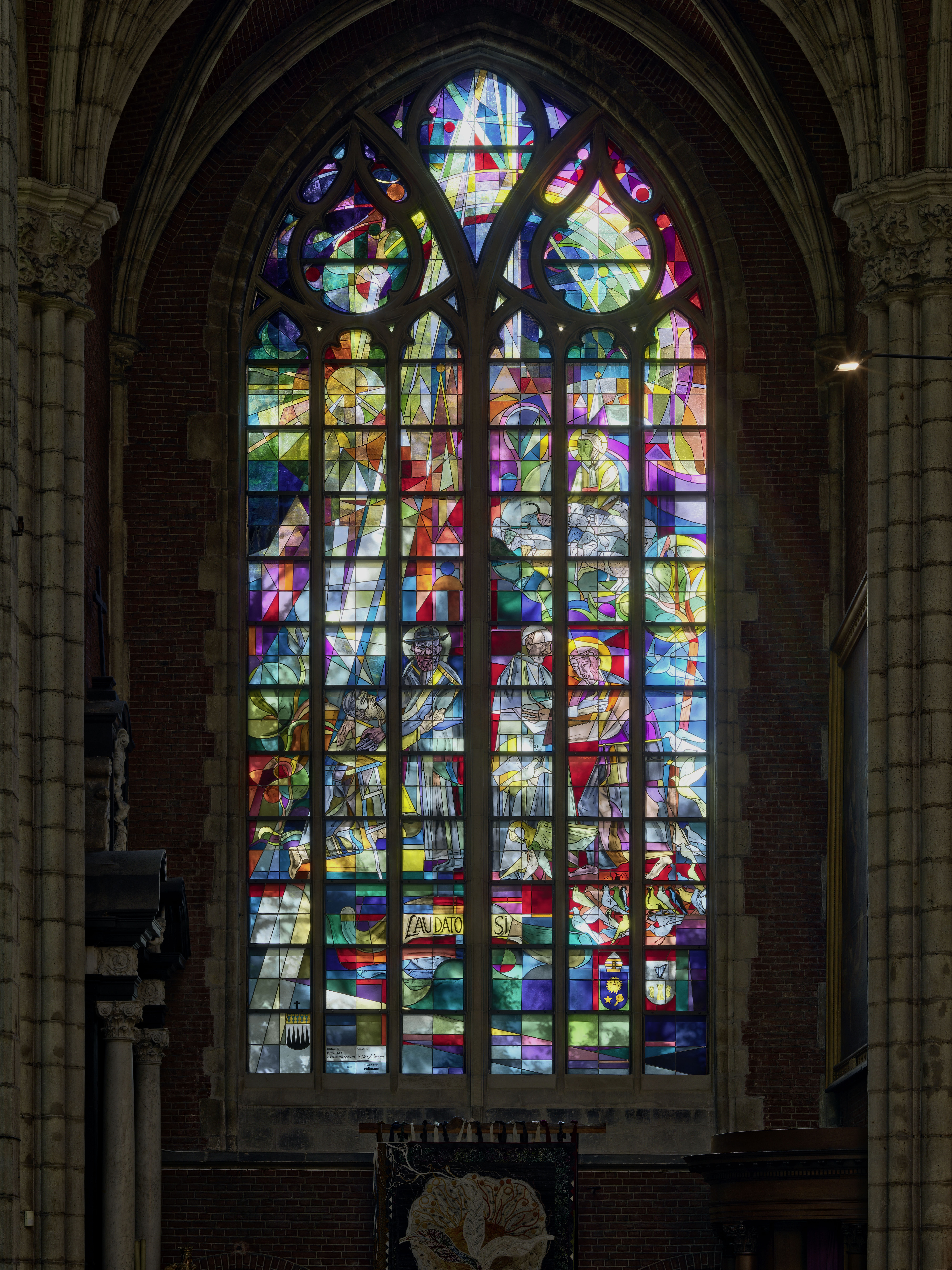 Glasraam Laudato Si' © Sint-Baafskathedraal © www.lukasweb.be - Art in Flanders vzw, foto Dominque Provost Glasraam Laudato Si' © Sint-Baafskathedraal © www.lukasweb.be - Art in Flanders vzw, foto Dominque Provost