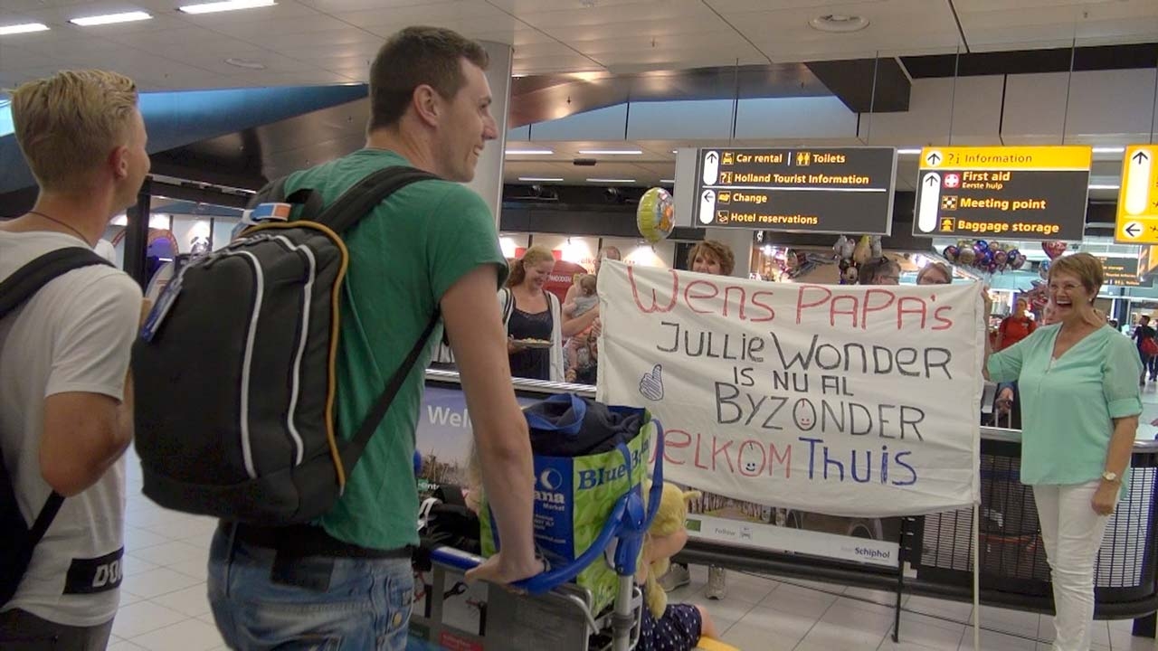 Dennis en Lody op de luchthaven. © 2Doc Dennis en Lody op de luchthaven. © 2Doc