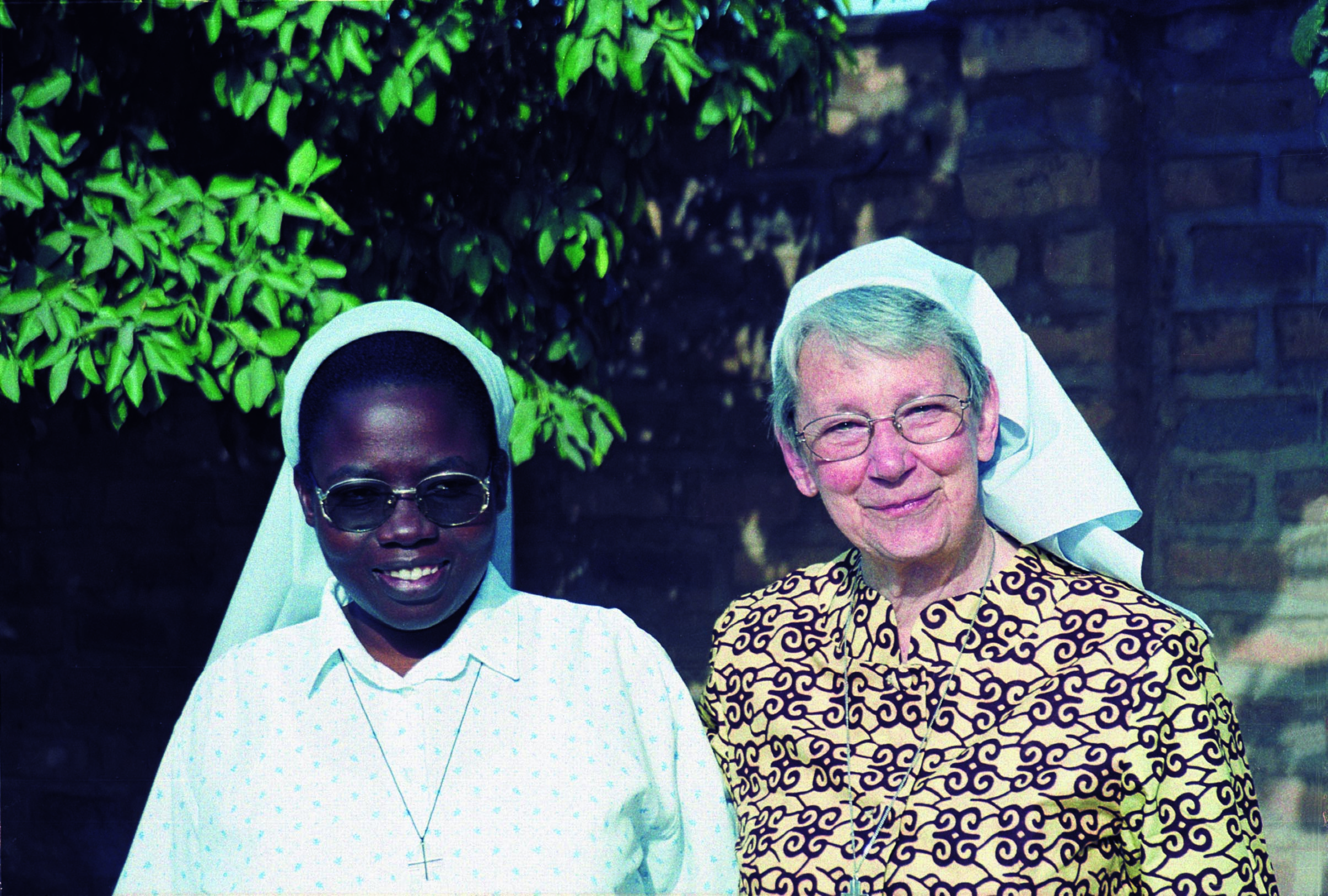 De Vlaamse zuster Frieda, lange tijd missionaris in Rwanda en de Rwandese zr. Emilienne bij de start van de nieuwe communauteit in Moundou, Tsjaad (jan 2004) © Archief zusters bernardinnen De Vlaamse zuster Frieda, lange tijd missionaris in Rwanda en de Rwandese zr. Emilienne bij de start van de nieuwe communauteit in Moundou, Tsjaad (jan 2004) © Archief zusters bernardinnen