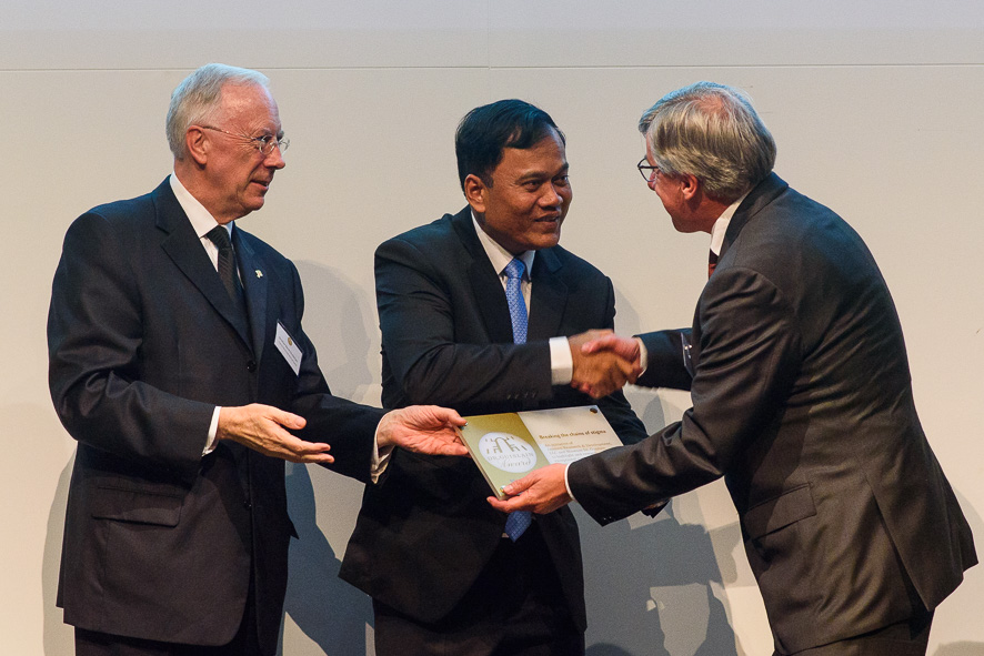 Dr. Chhim ontvangt de Dr. Guislain award 2017. © Generalaat Broeders van Liefde Dr. Chhim ontvangt de Dr. Guislain award 2017. © Generalaat Broeders van Liefde