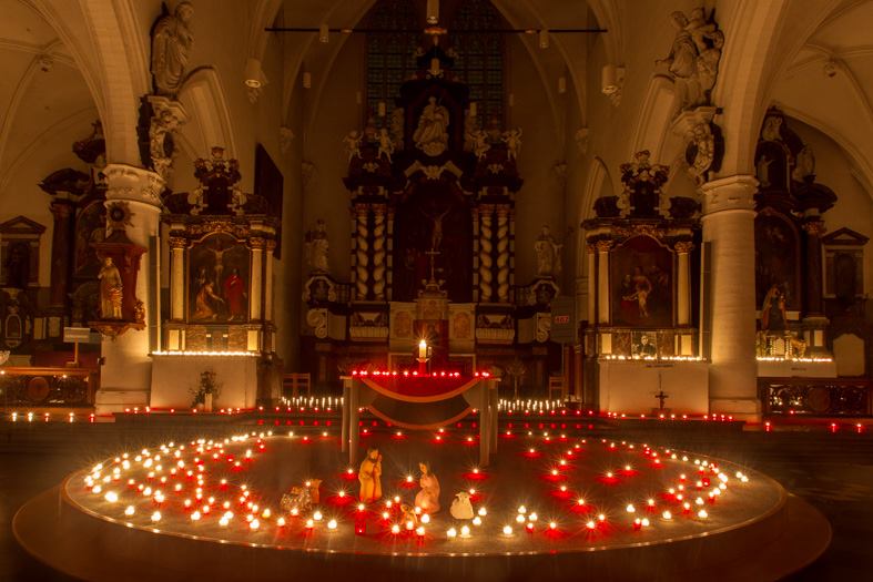 'Honderden kaarsjes hadden we aangestoken: in het koor, in de zijkapellen, bij de kruisweg, bij de grote klok, op tafeltjes langs de muren.' © Frank Bruggeman 'Honderden kaarsjes hadden we aangestoken: in het koor, in de zijkapellen, bij de kruisweg, bij de grote klok, op tafeltjes langs de muren.' © Frank Bruggeman