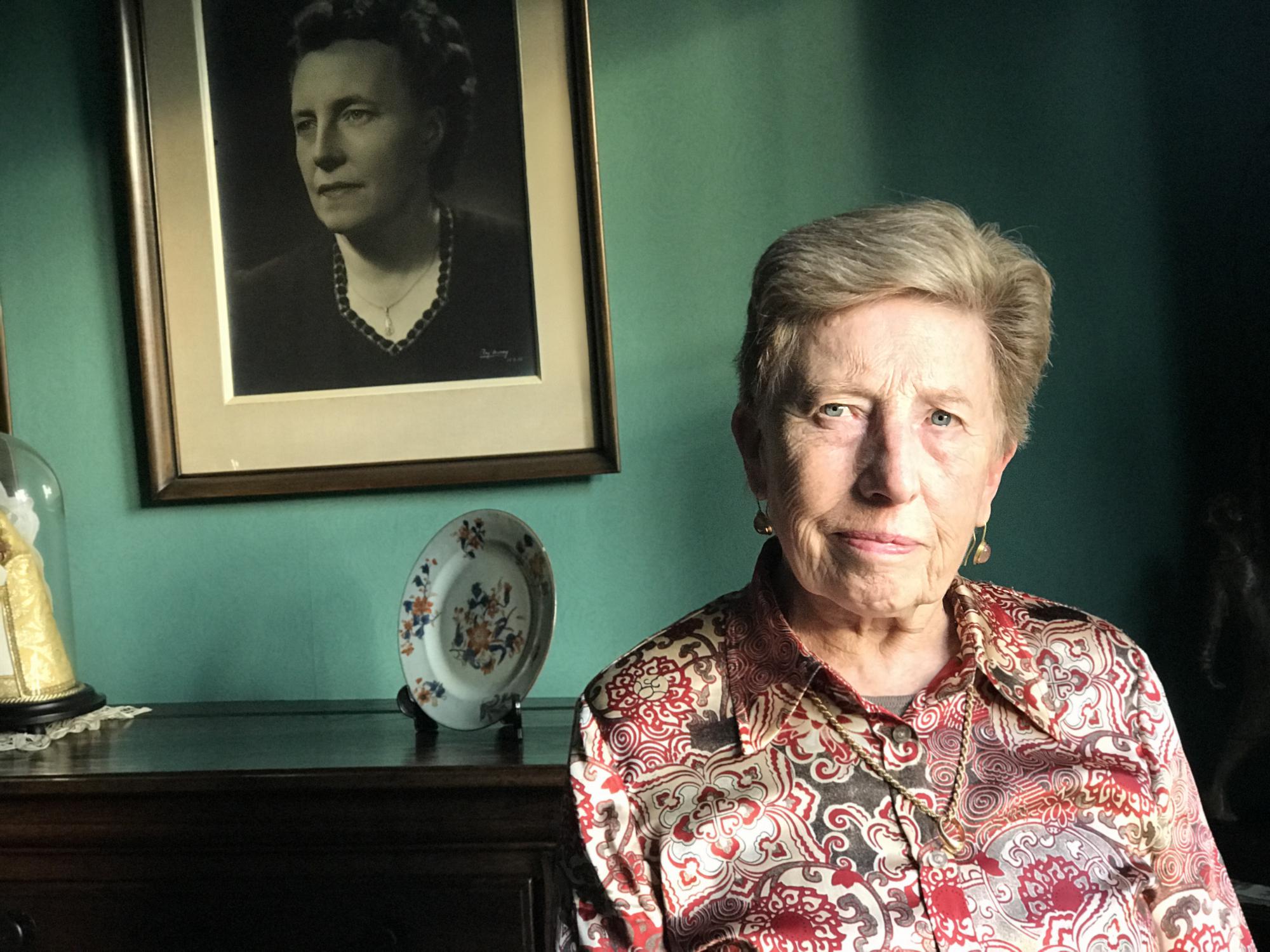 Bernadette Kiebooms bij het portret van haar moeder. 'Mijn ouders waren 2 sterke persoonlijkheden, die elkaar door dik en dun steunden.' © Lieve Wouters Bernadette Kiebooms bij het portret van haar moeder. 'Mijn ouders waren 2 sterke persoonlijkheden, die elkaar door dik en dun steunden.' © Lieve Wouters