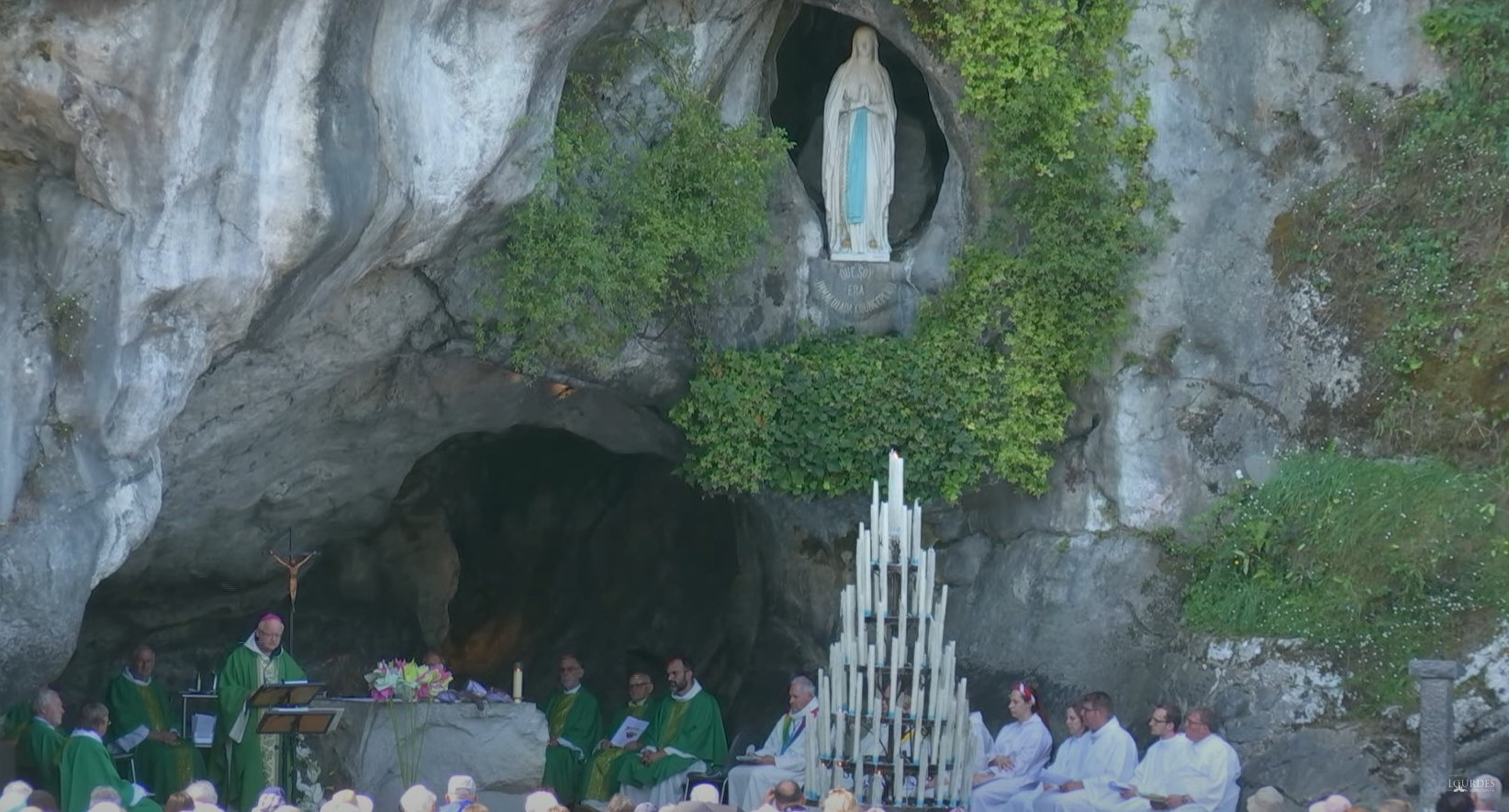 Herbekijk de eucharistieviering aan de grot in Lourdes | Kerknet