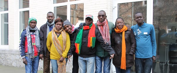 De acht ontwikkelingshelpers uit Burkina Faso die voor Broederlijk Delen enkele weken in Vlaanderen te gast waren © Broederlijk Delen De acht ontwikkelingshelpers uit Burkina Faso die voor Broederlijk Delen enkele weken in Vlaanderen te gast waren © Broederlijk Delen