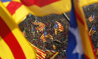 Catalaanse vlaggen tijdens een massaal straatprotest in Barcelona Catalaanse vlaggen tijdens een massaal straatprotest in Barcelona