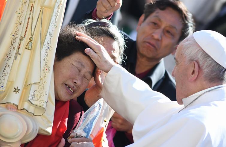 Paus Franciscus ontmoet Chinese katholieken op het Sint-Pietersplein © Vatican Media/SIR Paus Franciscus ontmoet Chinese katholieken op het Sint-Pietersplein © Vatican Media/SIR