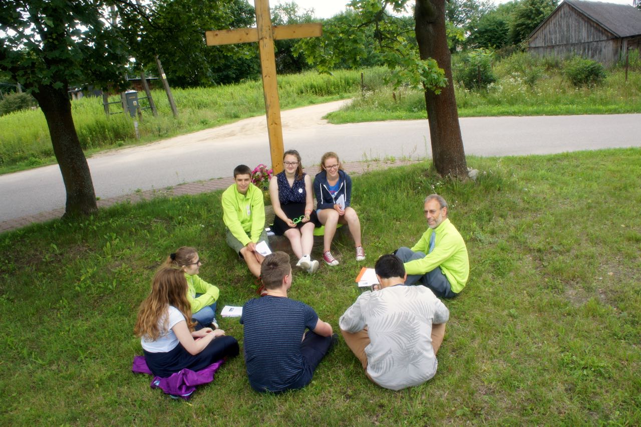 Priester Guido in gesprek met jongeren na de catechese © IJD Priester Guido in gesprek met jongeren na de catechese © IJD