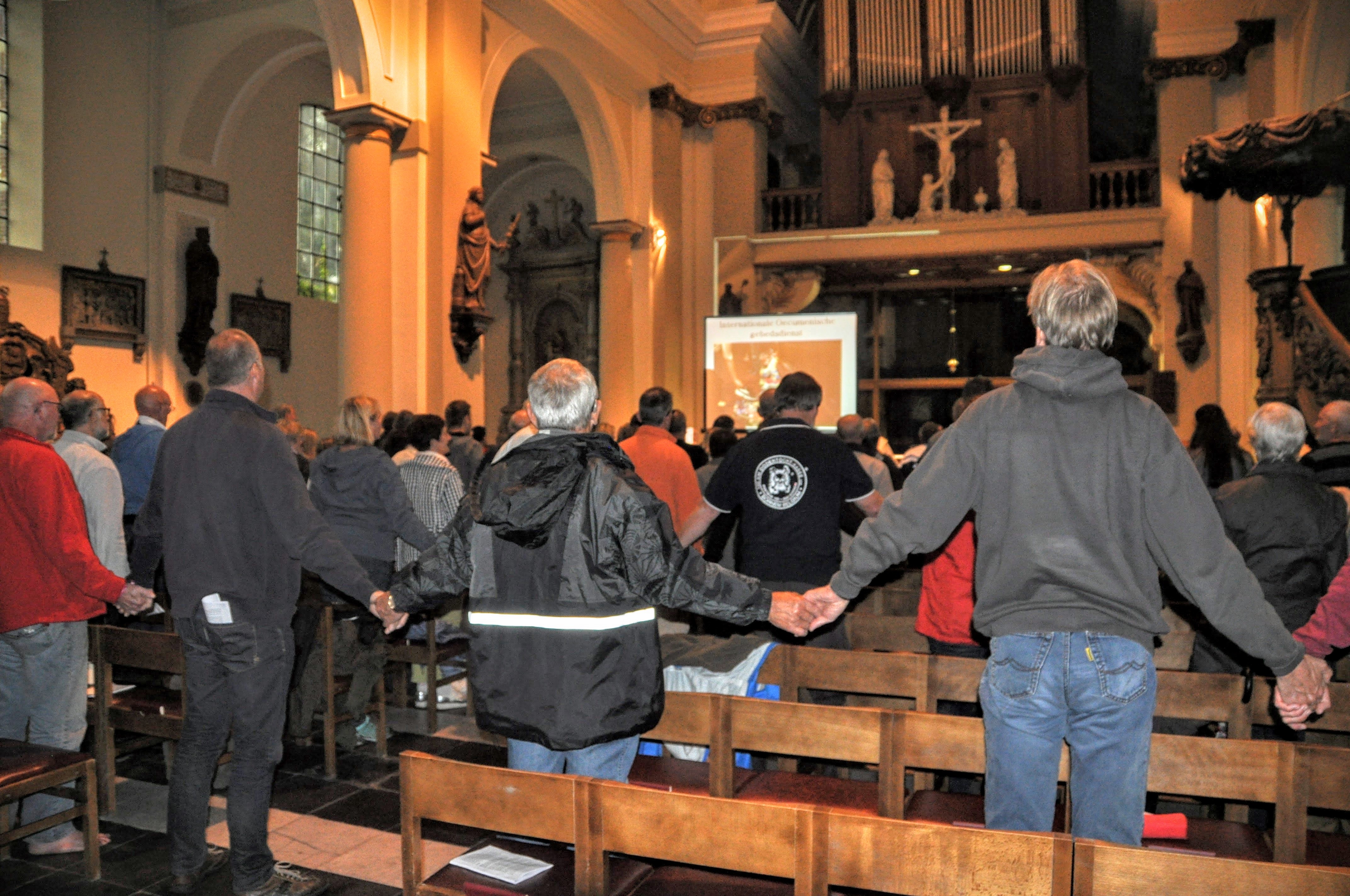 Sfeerbeeld van een vorige oecumenische gebedsdienst daags voor de Dodentocht in Bornem © Pastorale Zone Bornem en Sint-Amands Sfeerbeeld van een vorige oecumenische gebedsdienst daags voor de Dodentocht in Bornem © Pastorale Zone Bornem en Sint-Amands