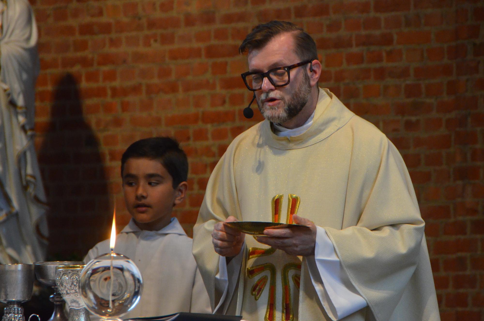 Zilveren priesterjubileum van pastor Gino © Mariette Dhondt Zilveren priesterjubileum van pastor Gino © Mariette Dhondt