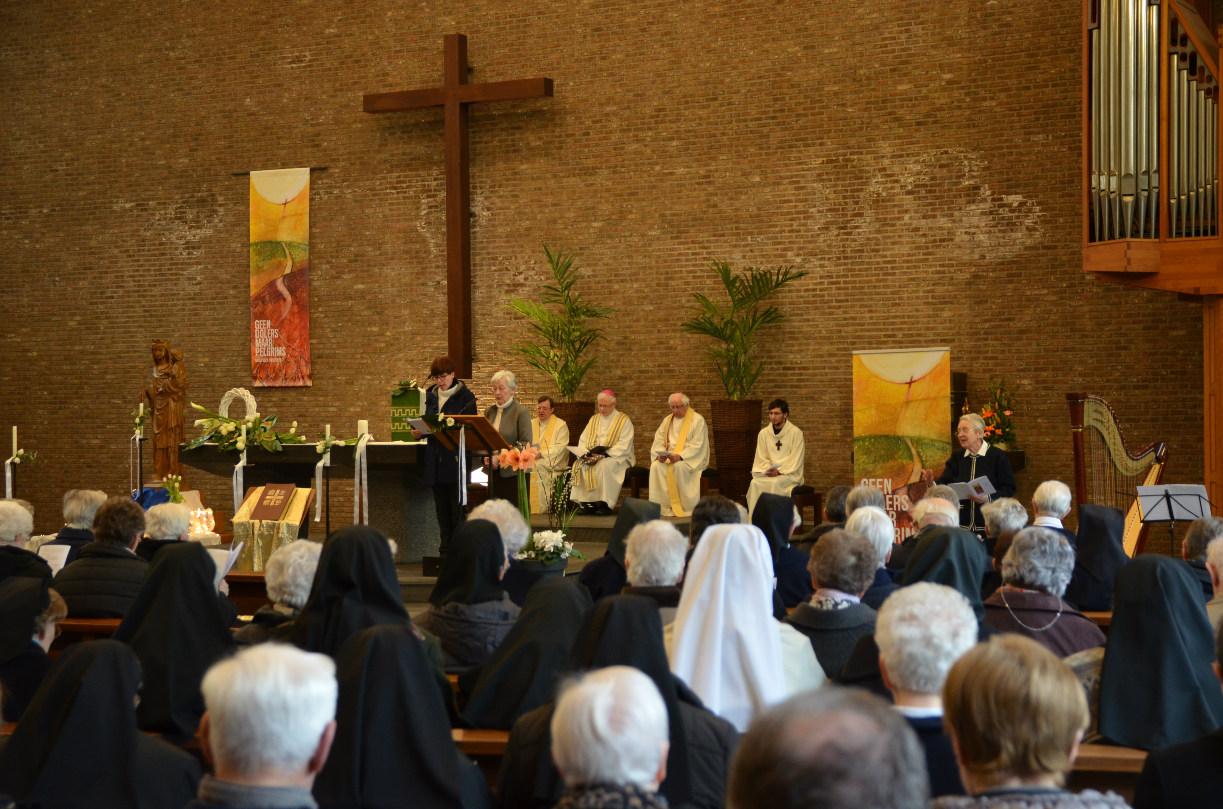 De viering stond in het teken van ‘Geen dolers, maar pelgrims. Gods volk onderweg’, het thema van 50 jaar bisdom Hasselt. © Tony Dupont De viering stond in het teken van ‘Geen dolers, maar pelgrims. Gods volk onderweg’, het thema van 50 jaar bisdom Hasselt. © Tony Dupont