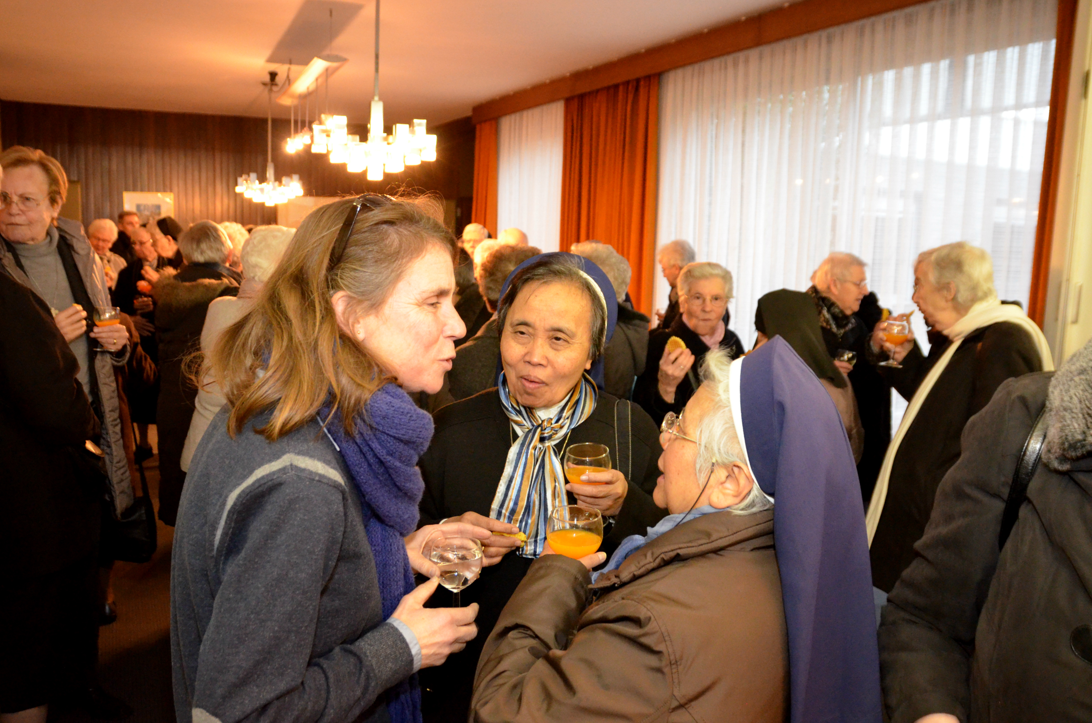 Na de viering trokken de religieuzen naar het bisschopshuis voor een warme, vreugdevolle ontmoeting. © Tony Dupont Na de viering trokken de religieuzen naar het bisschopshuis voor een warme, vreugdevolle ontmoeting. © Tony Dupont