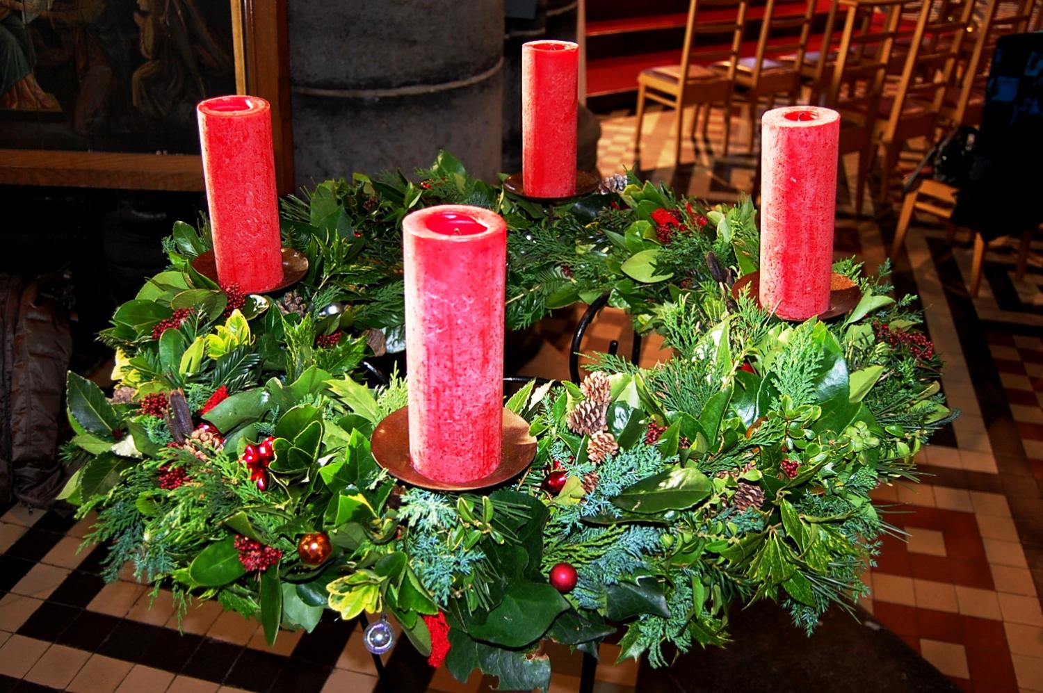 De verwachting van Kerstmis wordt zichtbaar met een adventskrans in onze kerk en woonkamer. © Parochie Lissewege De verwachting van Kerstmis wordt zichtbaar met een adventskrans in onze kerk en woonkamer. © Parochie Lissewege