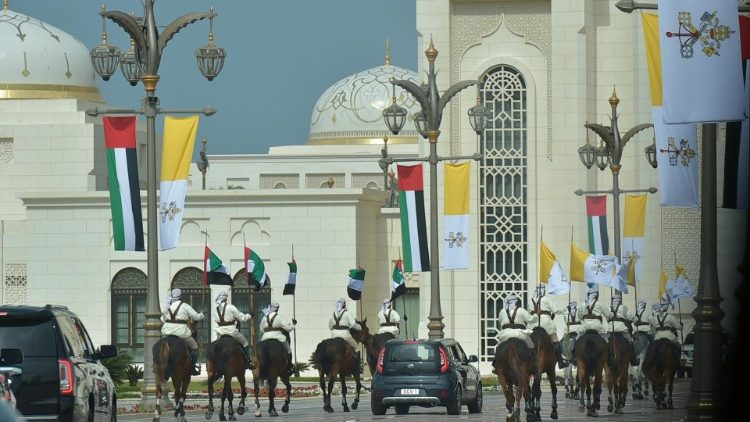 De verwelkoming van de paus in Abu Dhabi © Vatican Media De verwelkoming van de paus in Abu Dhabi © Vatican Media