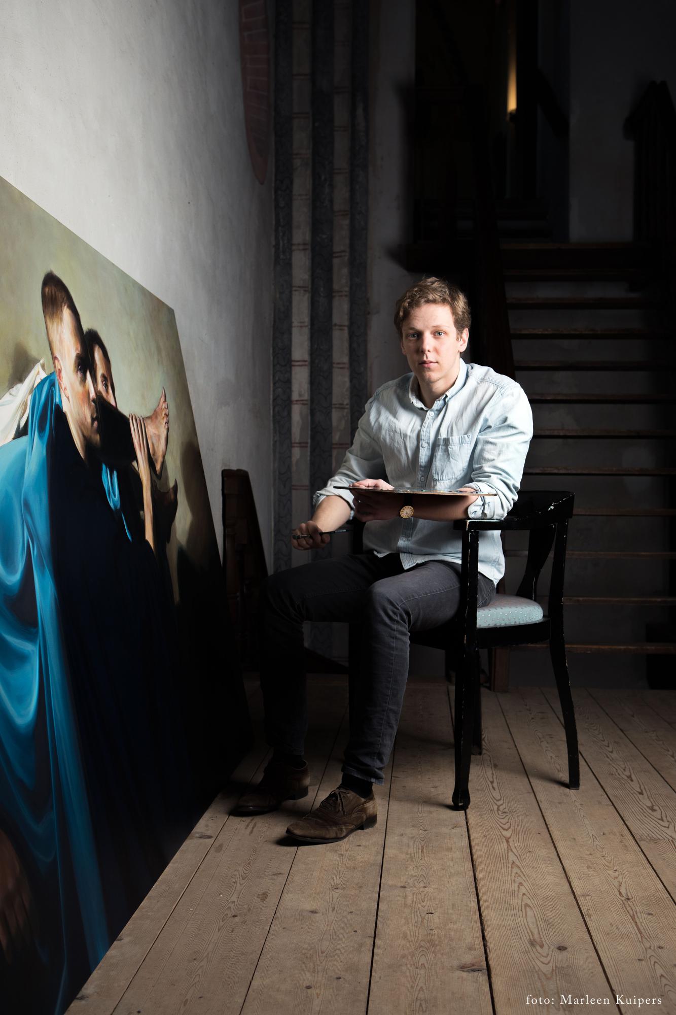 Egbert Modderman bij het doek 'De zieken verzorgen', onderdeel van de 8 Werken van Barmhartigheid in de Martinikerk in Groningen. © Marleen Kuipers Egbert Modderman bij het doek 'De zieken verzorgen', onderdeel van de 8 Werken van Barmhartigheid in de Martinikerk in Groningen. © Marleen Kuipers
