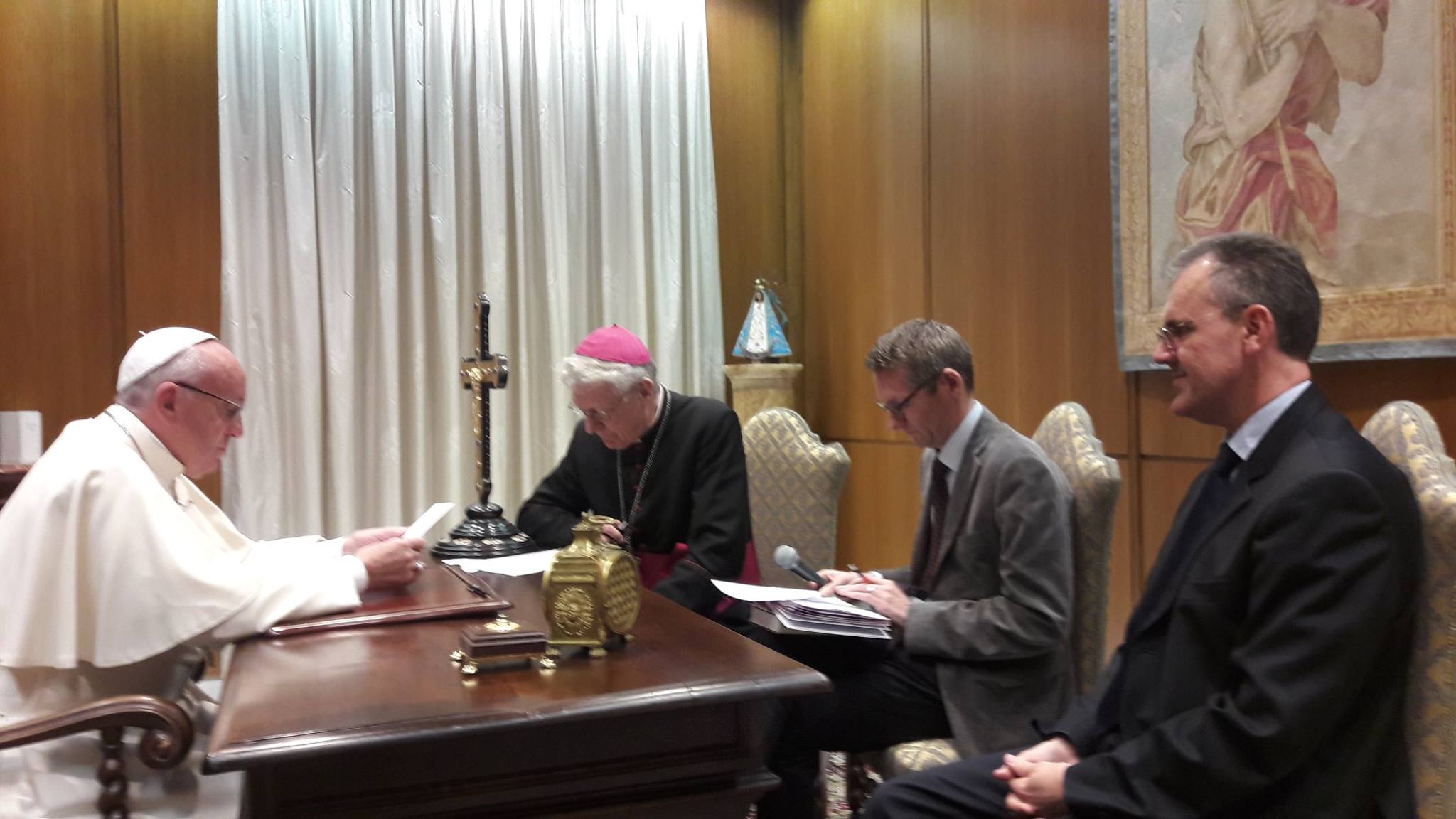 Met de vorige hoofdredacteur en bisschop Luc Van Looy op interview bij paus Franciscus © Tertio Met de vorige hoofdredacteur en bisschop Luc Van Looy op interview bij paus Franciscus © Tertio