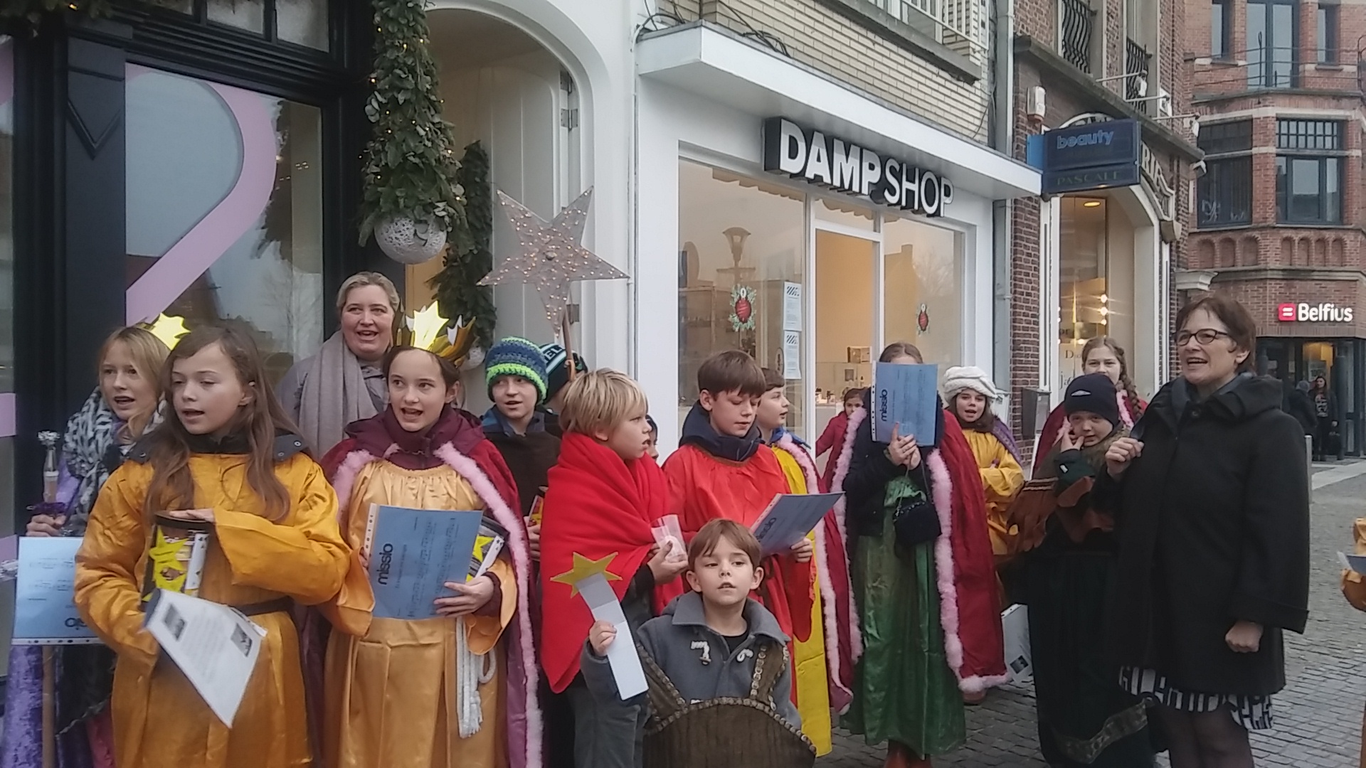 Op zaterdagnamiddag 6 januari – Driekoningendag trok een groep kinderen van Sint-Laurentius die zich voorbereiden op het vormsel gekleed als de 3 Wijzen en al zingend van “Er kwamen drie koningen met ene ster...” de Markt op. © Chris Geerts Op zaterdagnamiddag 6 januari – Driekoningendag trok een groep kinderen van Sint-Laurentius die zich voorbereiden op het vormsel gekleed als de 3 Wijzen en al zingend van “Er kwamen drie koningen met ene ster...” de Markt op. © Chris Geerts