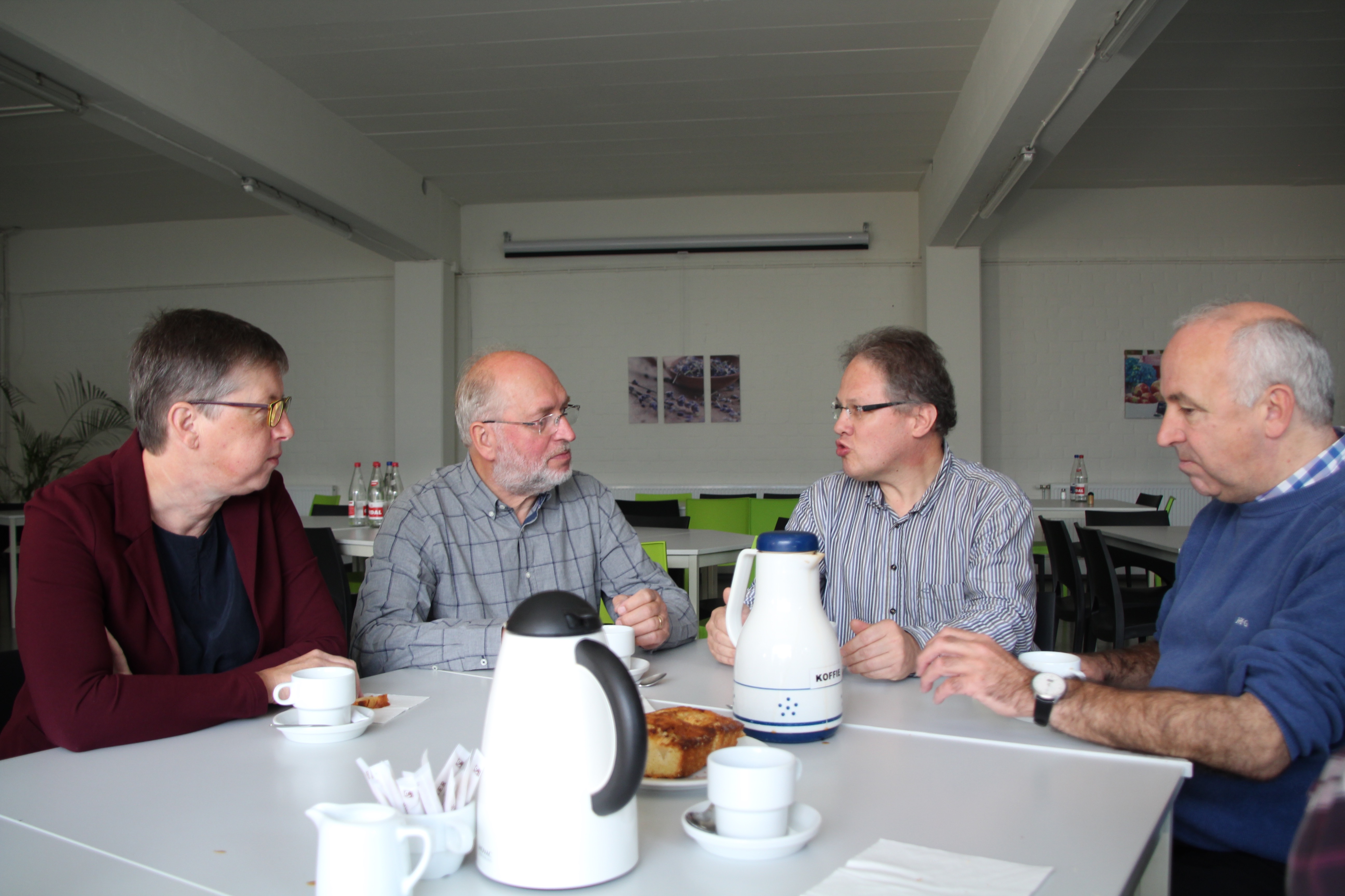 Inleiding door Tom Heylen bij een tas koffie. © HVDS Inleiding door Tom Heylen bij een tas koffie. © HVDS