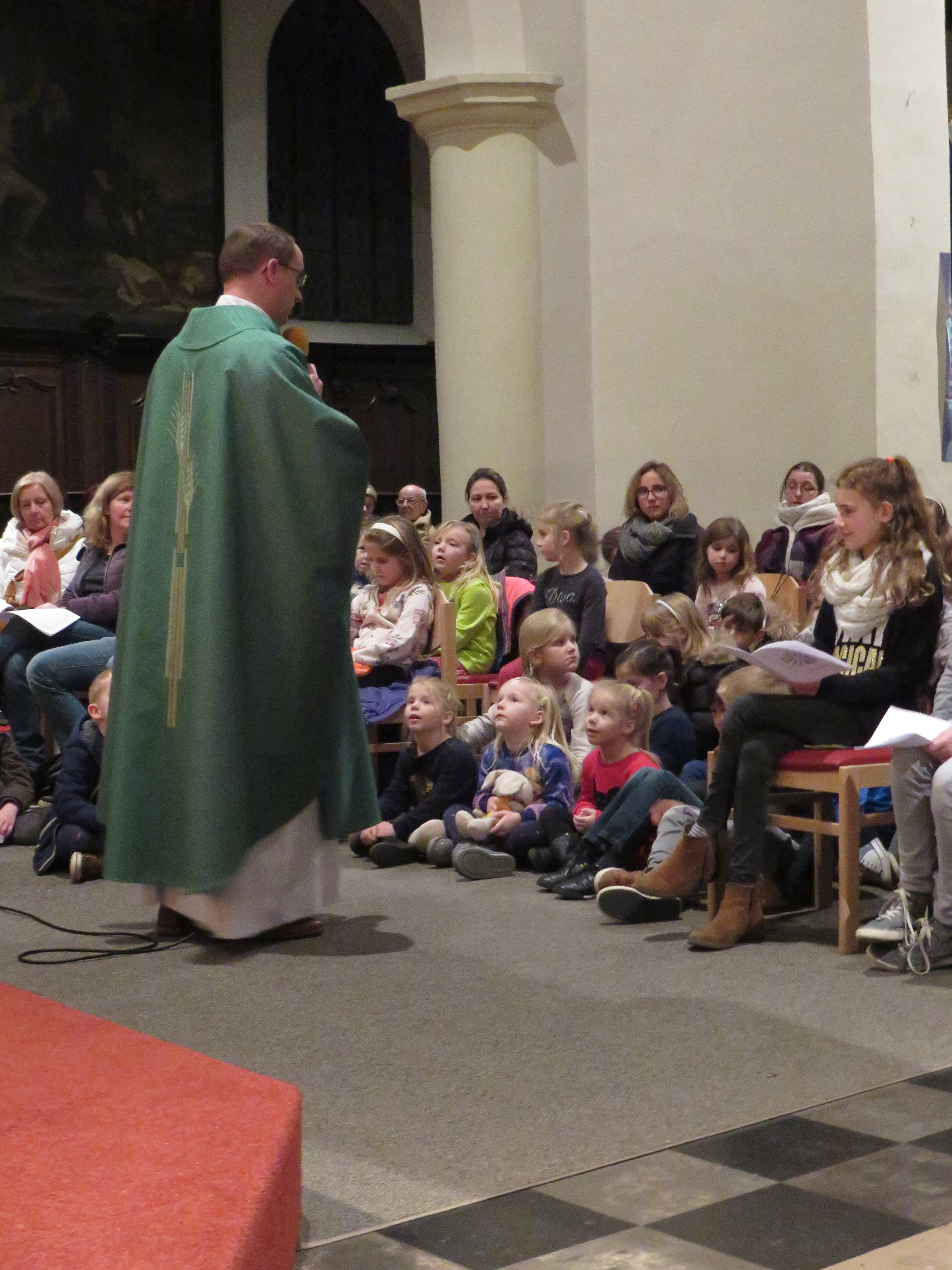 Fotoverslag van de gezinsvieringen met kinderzegen Fotoverslag van de gezinsvieringen met kinderzegen