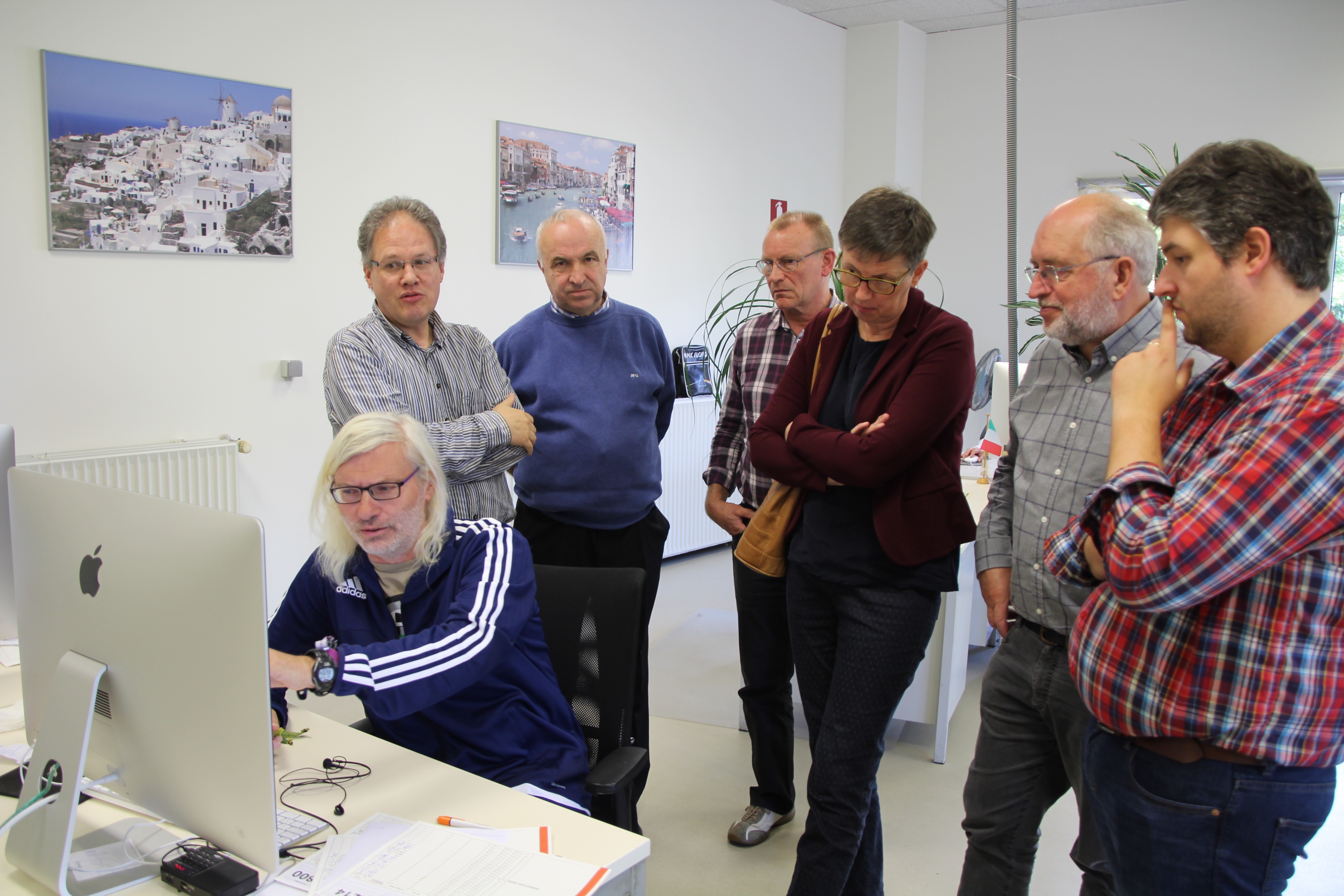 Fons legt uit hoe hij de tekst en foto’s op een pagina schikt. Achter hem luisteren geboeid (v.l.n.r.): Tom Heylen, Geert, Bob, Martine, Daniël en Tim. © HVDS Fons legt uit hoe hij de tekst en foto’s op een pagina schikt. Achter hem luisteren geboeid (v.l.n.r.): Tom Heylen, Geert, Bob, Martine, Daniël en Tim. © HVDS