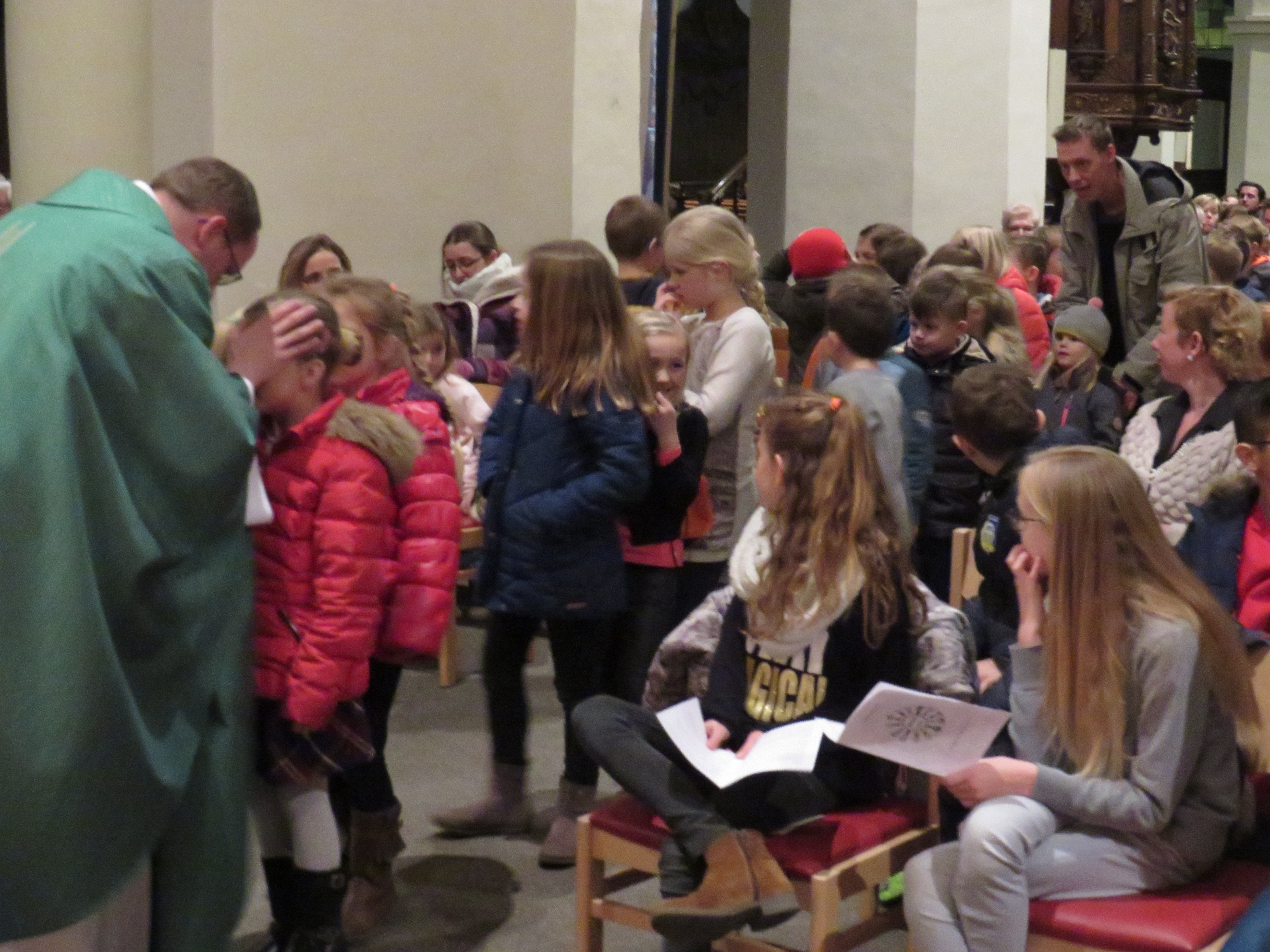 Fotoverslag van de gezinsvieringen met kinderzegen Fotoverslag van de gezinsvieringen met kinderzegen