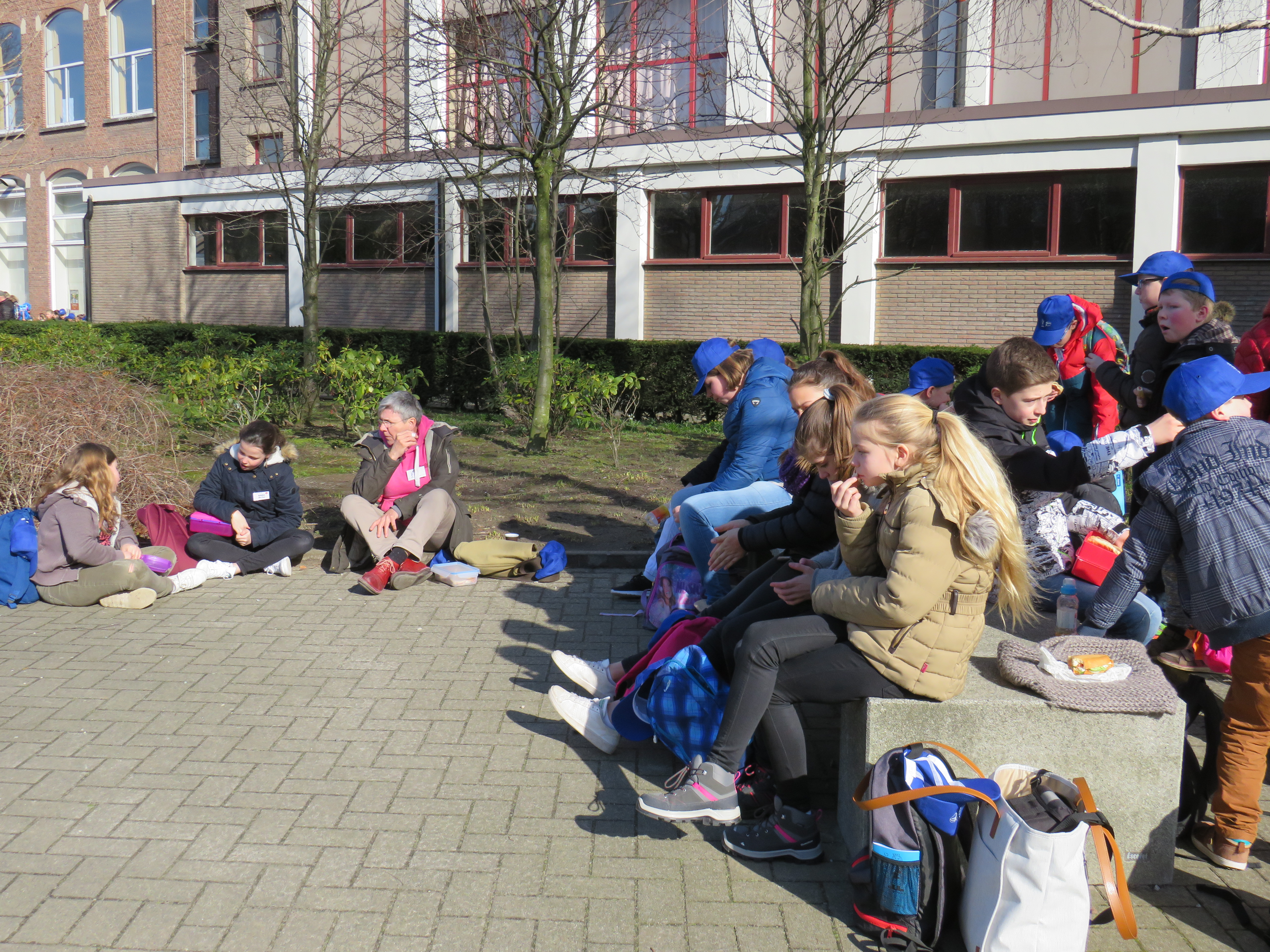 Heerlijk … het middagmaal in de warme winterzon. Heerlijk … het middagmaal in de warme winterzon.