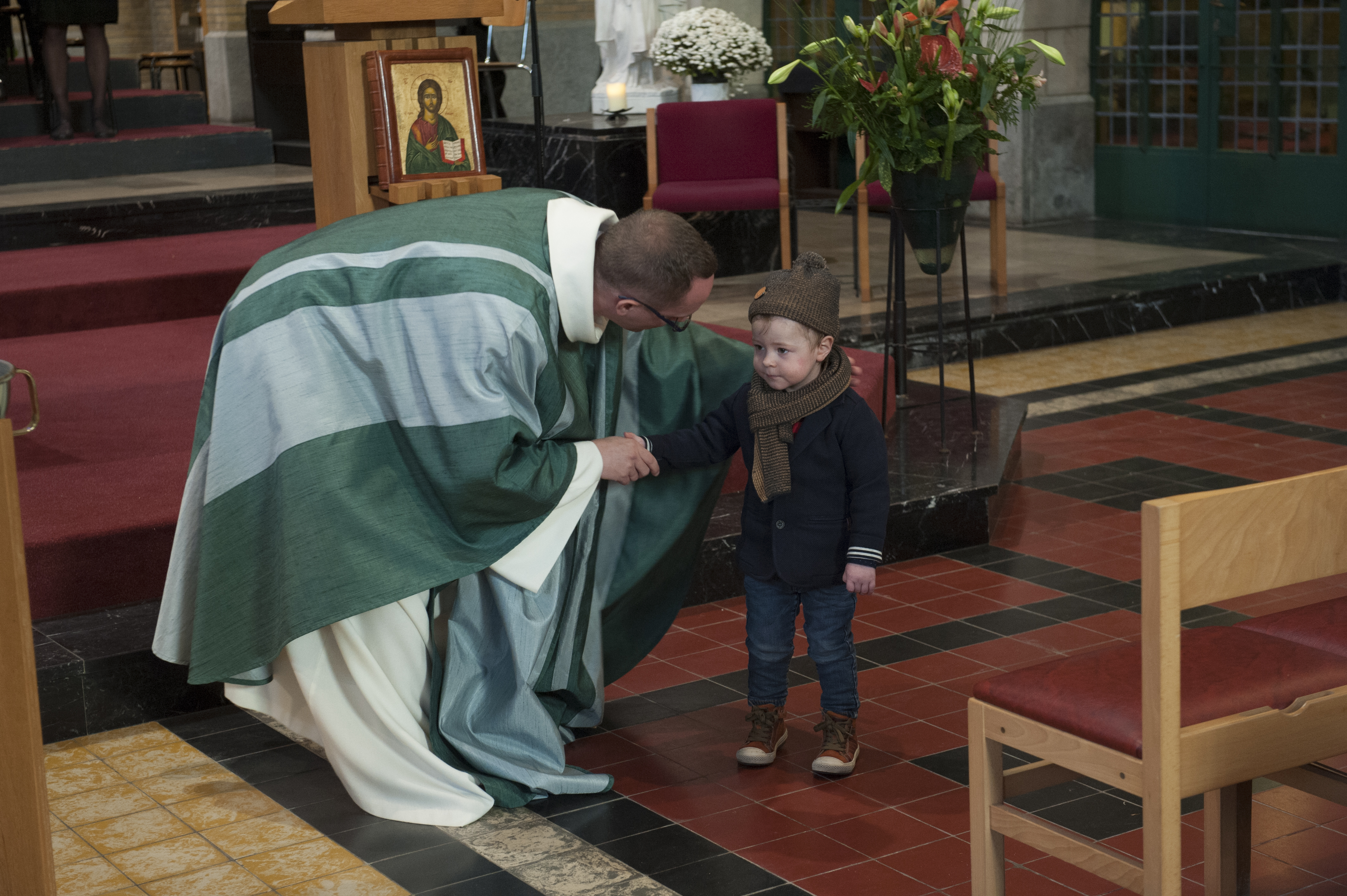 Vrede wensen in Jezus’ naam: opnieuw voor groot en klein een bijzonder moment. Vrede wensen in Jezus’ naam: opnieuw voor groot en klein een bijzonder moment.