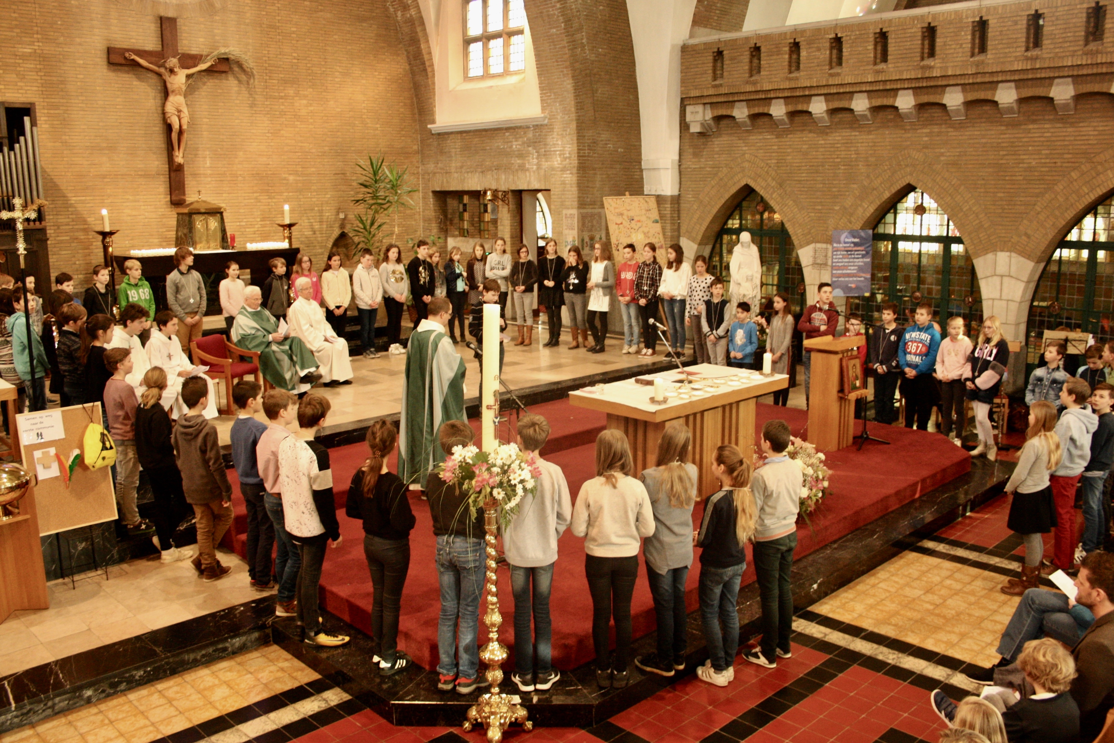 Fotoverslag van de gezinsvieringen met kinderzegen Fotoverslag van de gezinsvieringen met kinderzegen