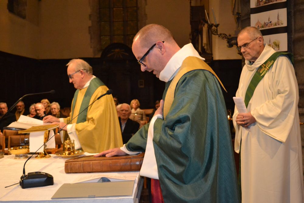 “WIE DOET WAT ?” Pastoraalcoördinator en aangesteld priester?