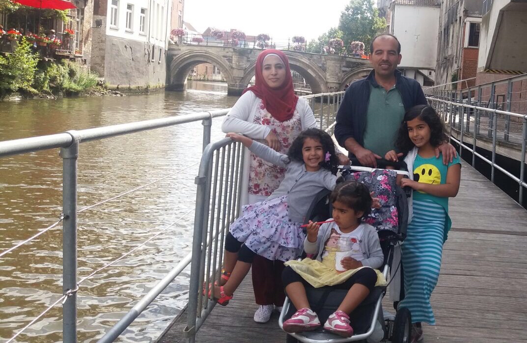 Fayez Sekvan, zijn vrouw Mahabat en de vier kinderen in Mechelen. © RR Fayez Sekvan, zijn vrouw Mahabat en de vier kinderen in Mechelen. © RR