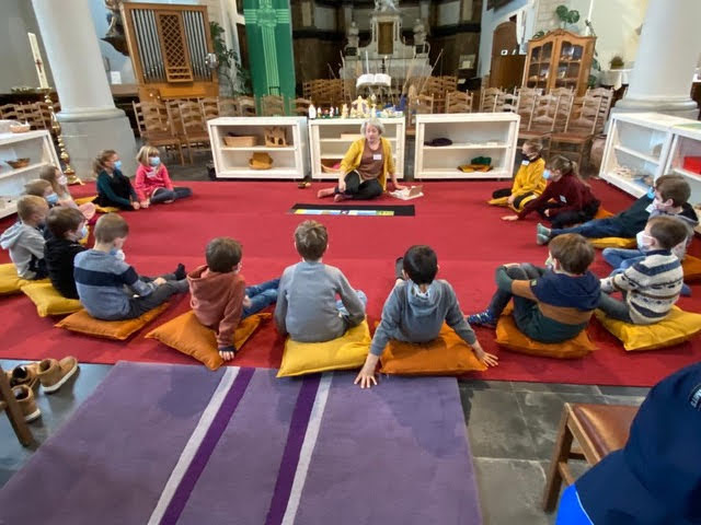Godly Play met eerstecommunicanten in de Sint-Servaaskerk in Berg © Joske Convents