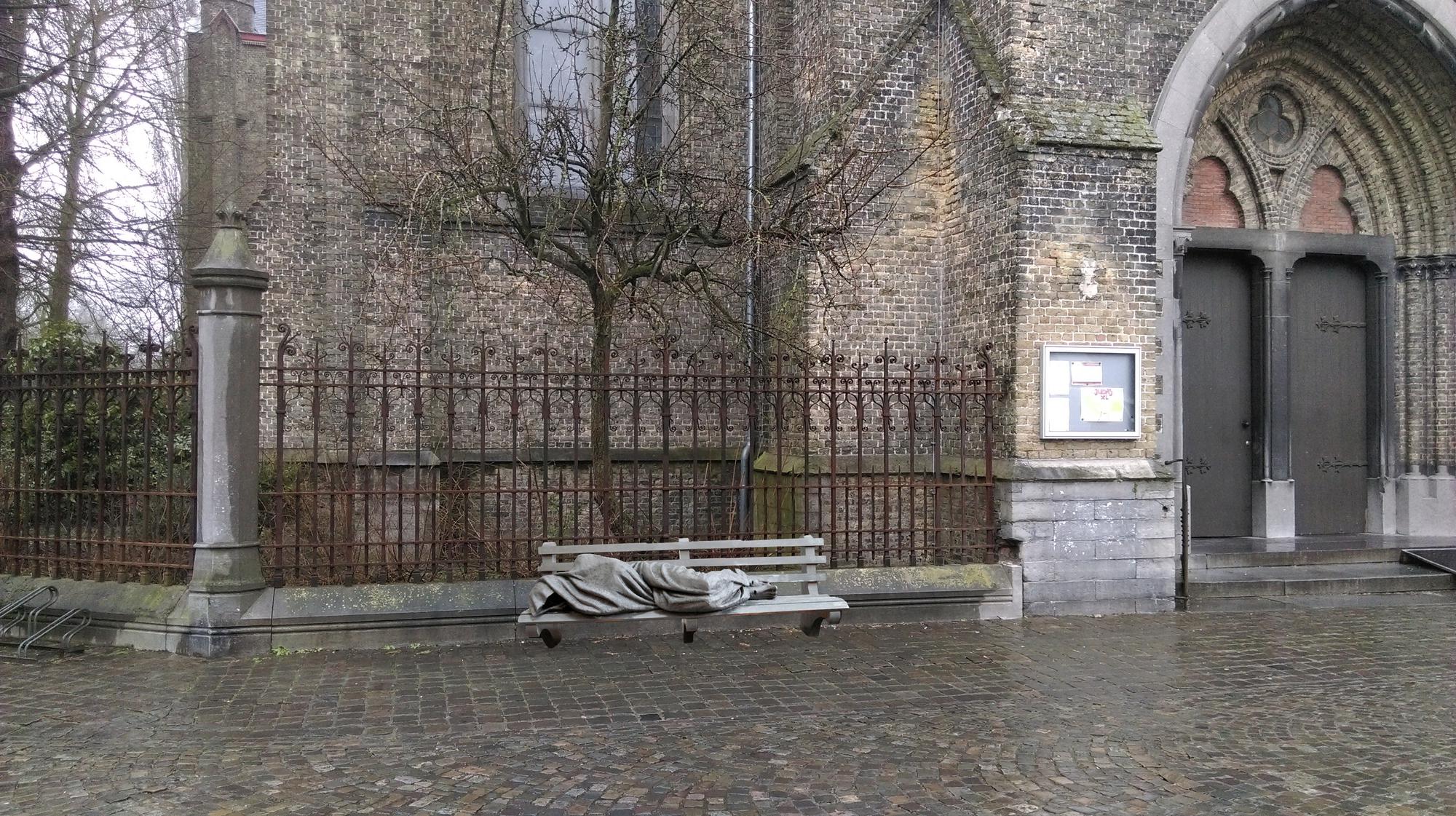 Als alles volgens plan verloopt, krijgt de Brugse Magdalenakerk in het najaar haar 'Homeless Jesus' © Pieter Vandecasteele/vzw Yot Als alles volgens plan verloopt, krijgt de Brugse Magdalenakerk in het najaar haar 'Homeless Jesus' © Pieter Vandecasteele/vzw Yot