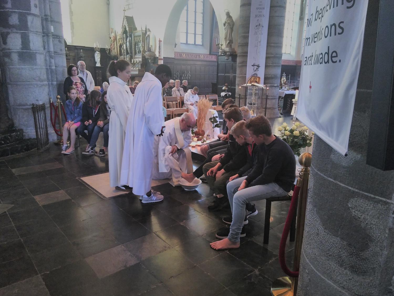 Voetwassing op witte donderdag. © kerk in Sint-Gillis-Waas en Stekene Voetwassing op witte donderdag. © kerk in Sint-Gillis-Waas en Stekene