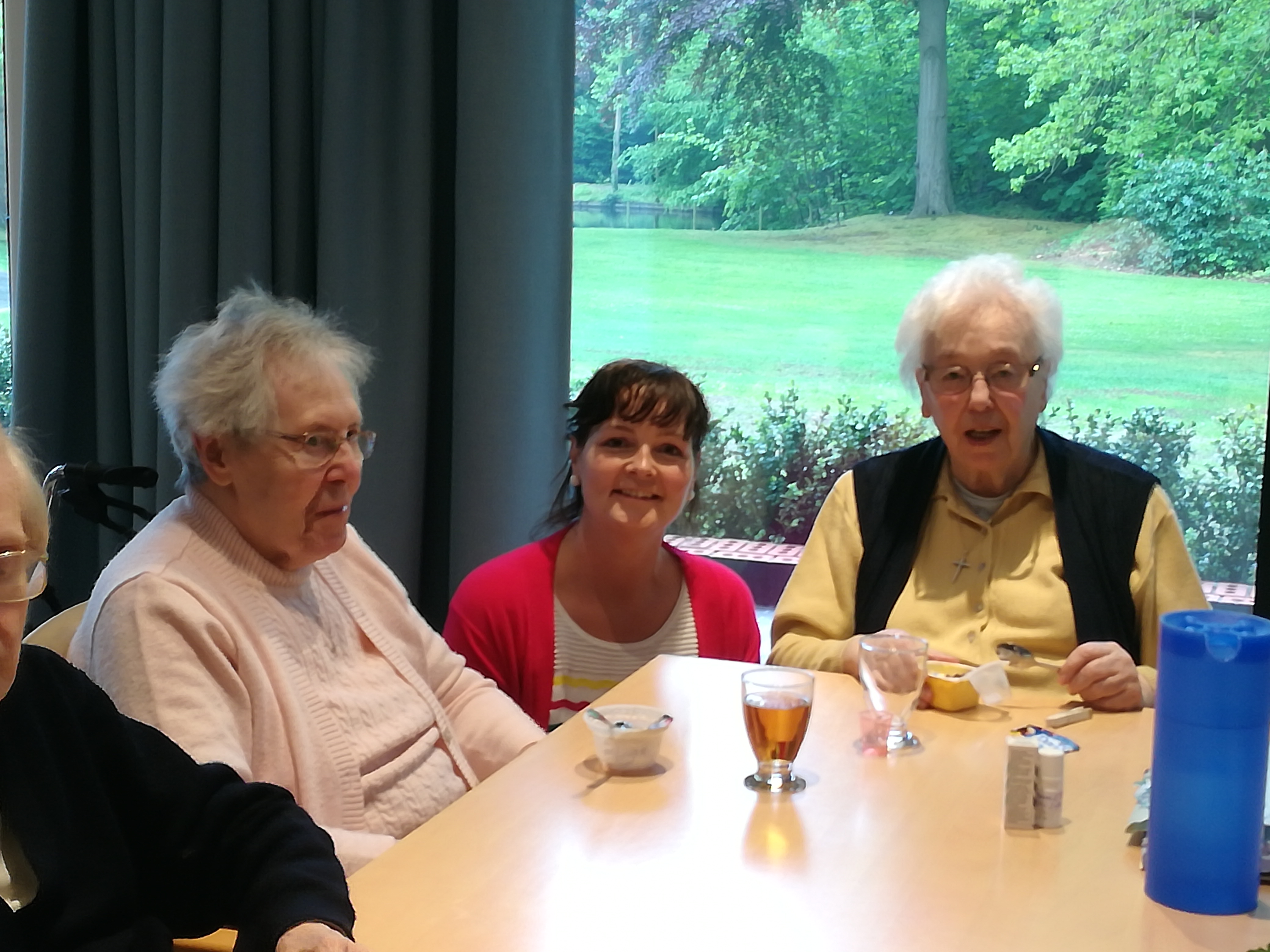 Barbara Van Overbeke met de zusters van H. Jozef. Barbara Van Overbeke met de zusters van H. Jozef.