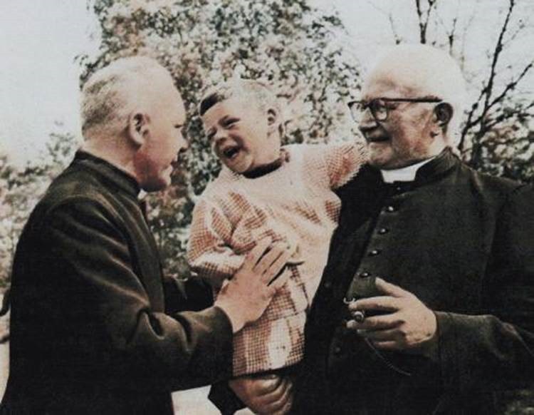 Ivo Cornelis (met kind op de arm) en priester Jan Van Kerckhoven, die zelf op zijn 14de in het jongenstehuis terechtkwam. © Mark Cornelis Ivo Cornelis (met kind op de arm) en priester Jan Van Kerckhoven, die zelf op zijn 14de in het jongenstehuis terechtkwam. © Mark Cornelis