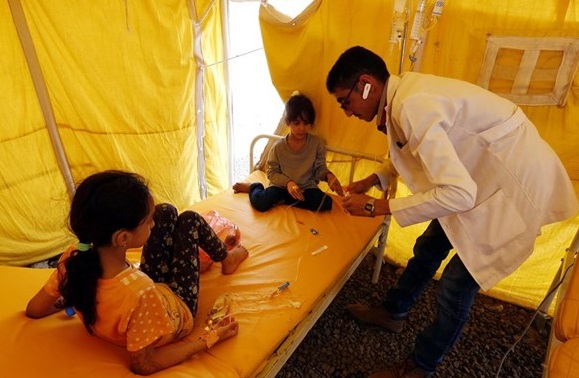 Een Jemenitische arts onderzoekt kinderen in een hospitaal in Sanaa © EPA Een Jemenitische arts onderzoekt kinderen in een hospitaal in Sanaa © EPA