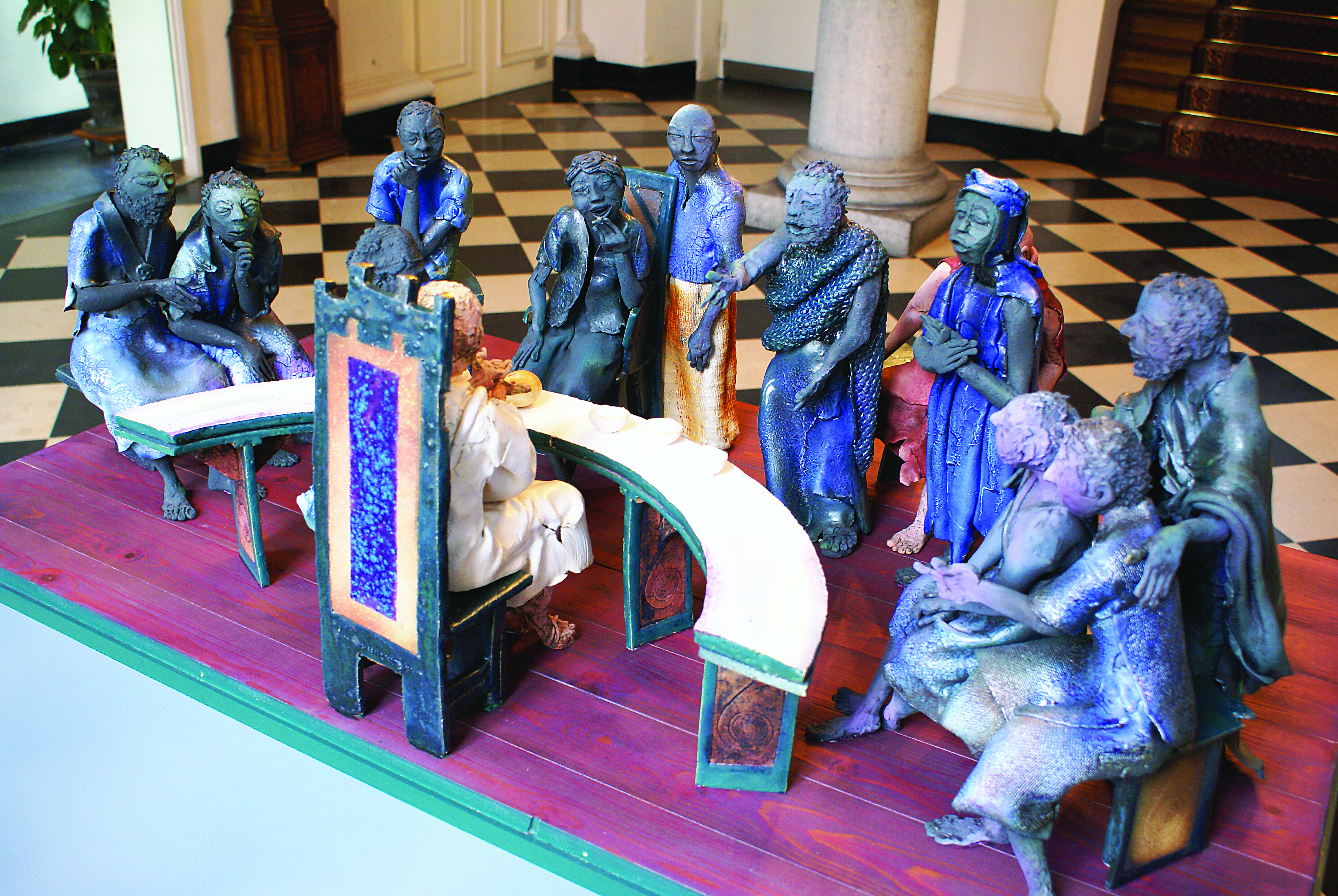 'Het eerste avondmaal' van Jo Cleymans. Expressiviteit en fragiliteit gaan hand in hand in zijn keramiek. © Halewijn 'Het eerste avondmaal' van Jo Cleymans. Expressiviteit en fragiliteit gaan hand in hand in zijn keramiek. © Halewijn