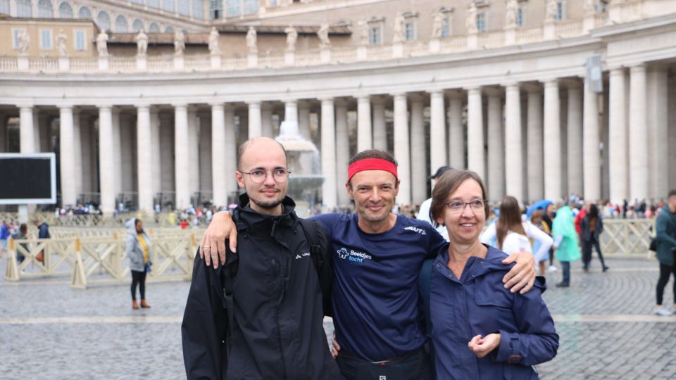 De Vlaamse kankeronderzoeker Johan Swinnen is zondagavond aangekomen op het Sint-Pietersplein in Rome na een looptocht van zo'n 2.000 kilometer © kro-ncrv/katholieknieuws De Vlaamse kankeronderzoeker Johan Swinnen is zondagavond aangekomen op het Sint-Pietersplein in Rome na een looptocht van zo'n 2.000 kilometer © kro-ncrv/katholieknieuws