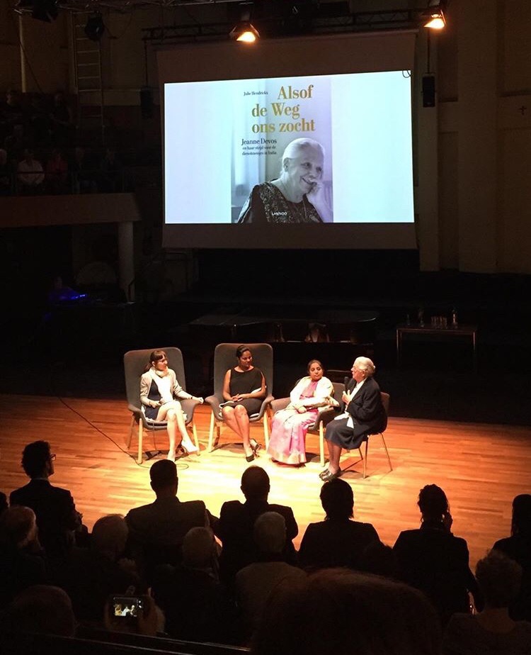 Julie Hendrickx en Jeanne Devos bij de boekvoorstelling van 'Alsof de Weg ons zocht'. Julie Hendrickx en Jeanne Devos bij de boekvoorstelling van 'Alsof de Weg ons zocht'.